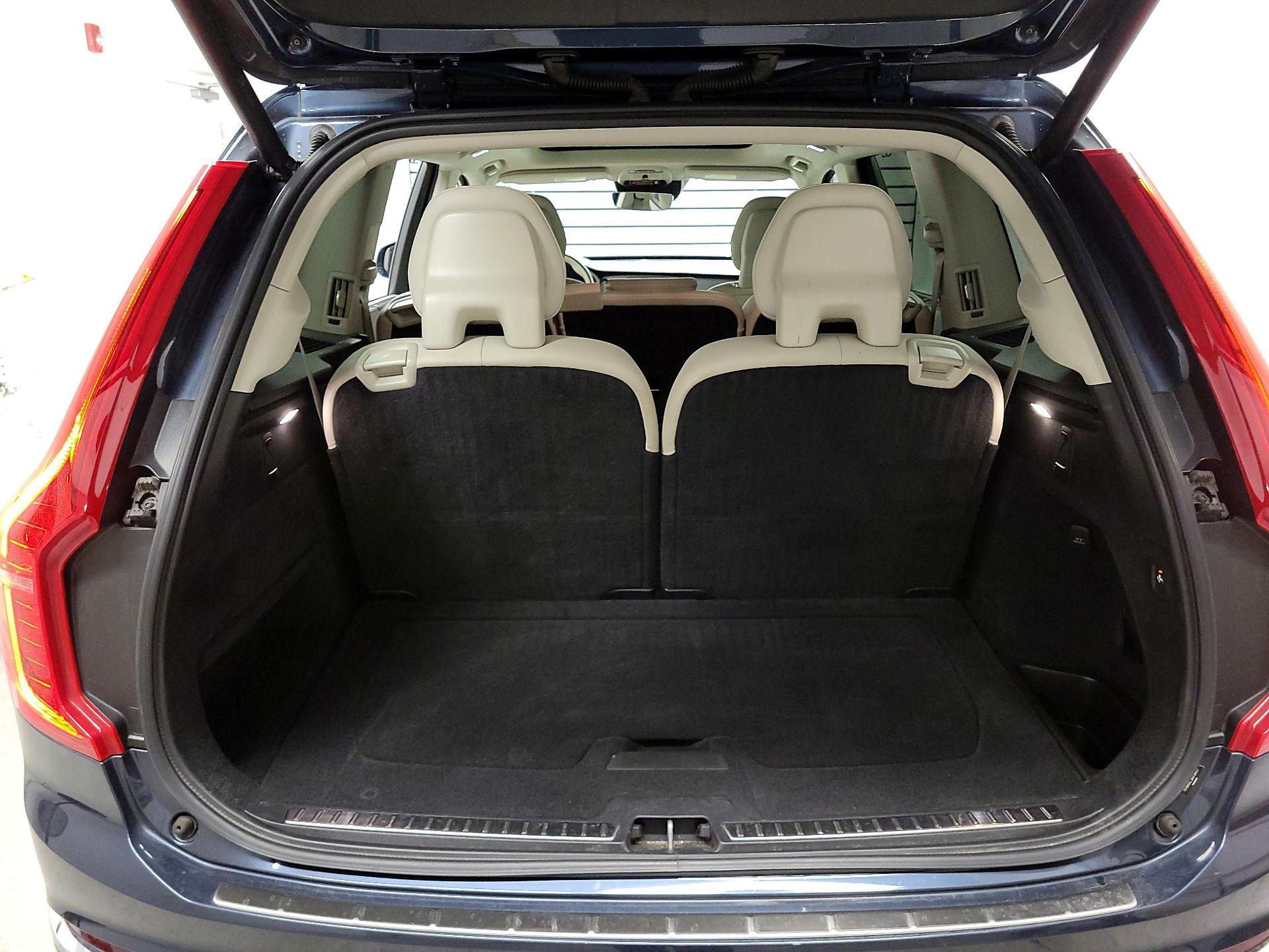 Thumbnail: 2022 Volvo XC90 - 17