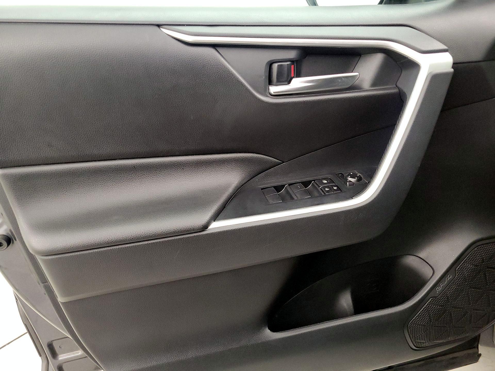 Thumbnail: 2020 Toyota RAV4 - 12