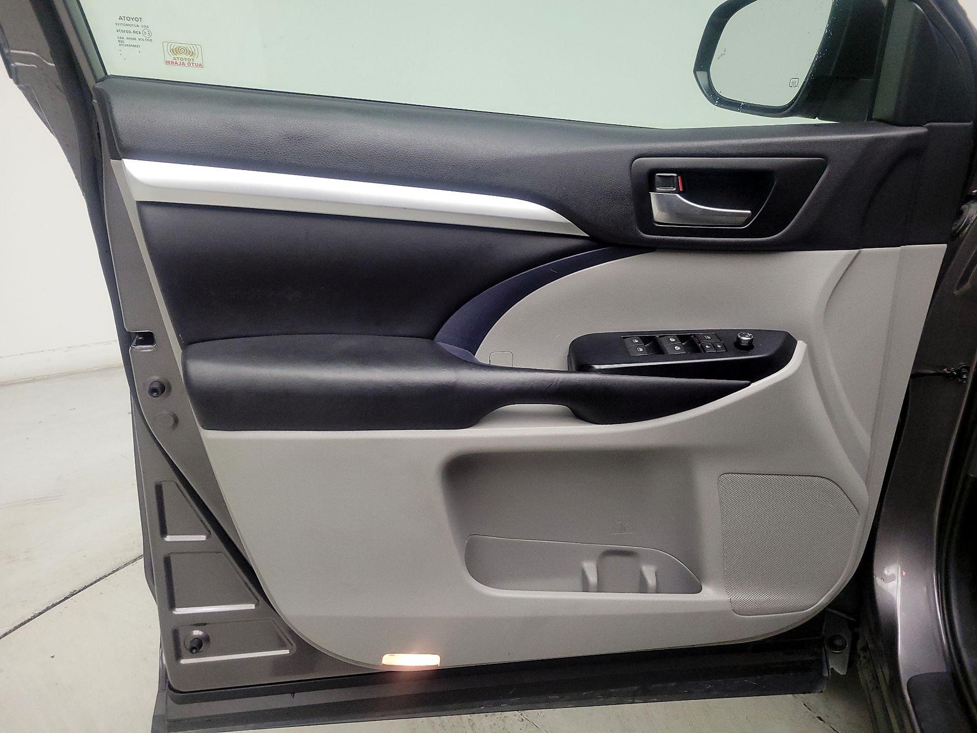 Thumbnail: 2019 Toyota Highlander - 12