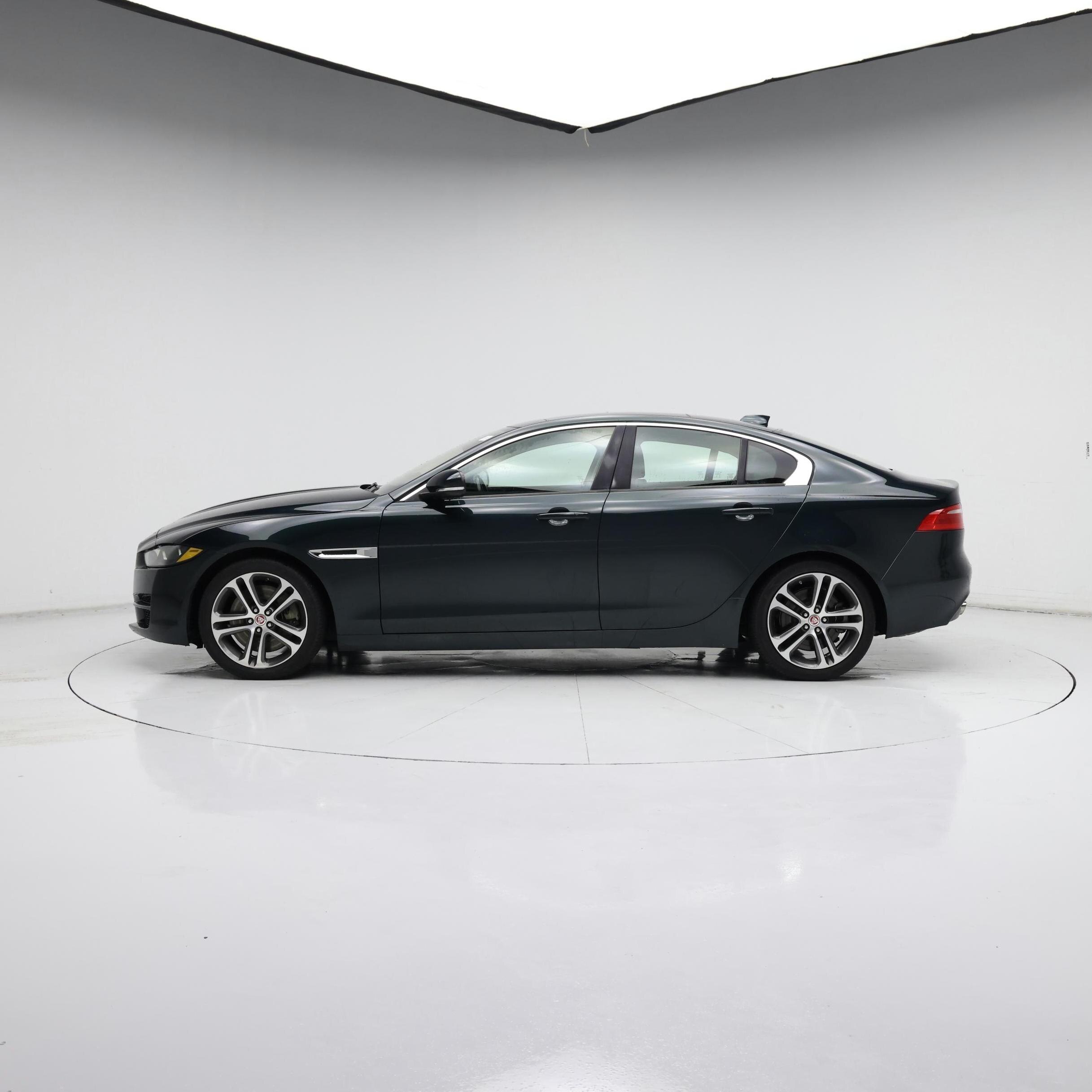 Thumbnail: 2017 Jaguar XE - 3