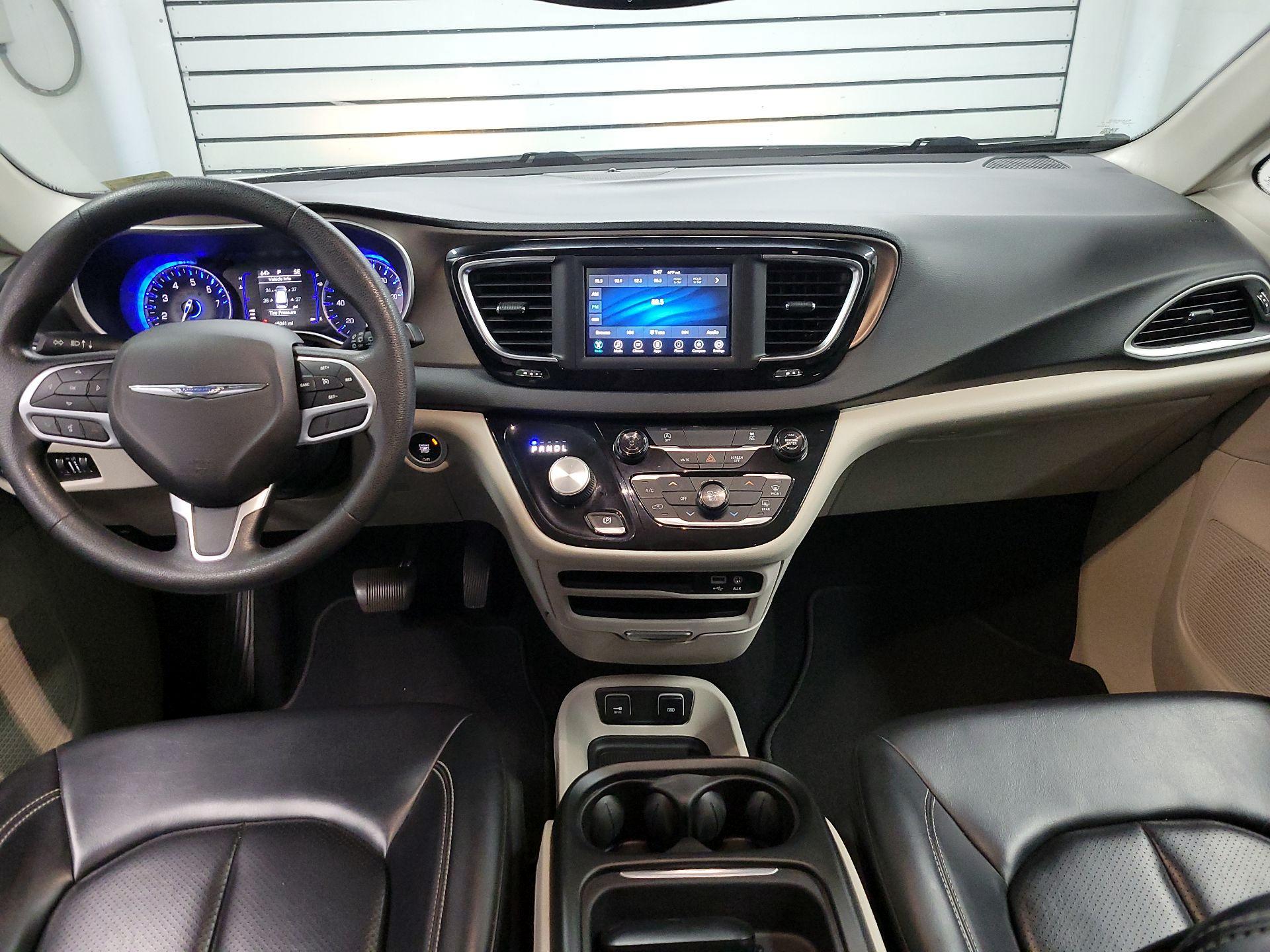 Thumbnail: 2020 Chrysler Voyager - 9