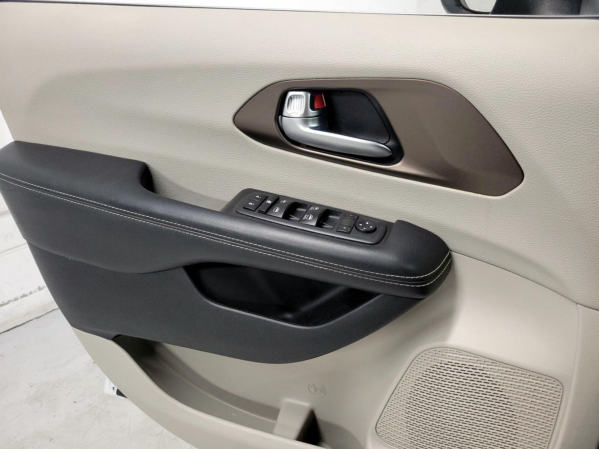 Thumbnail: 2020 Chrysler Voyager - 12