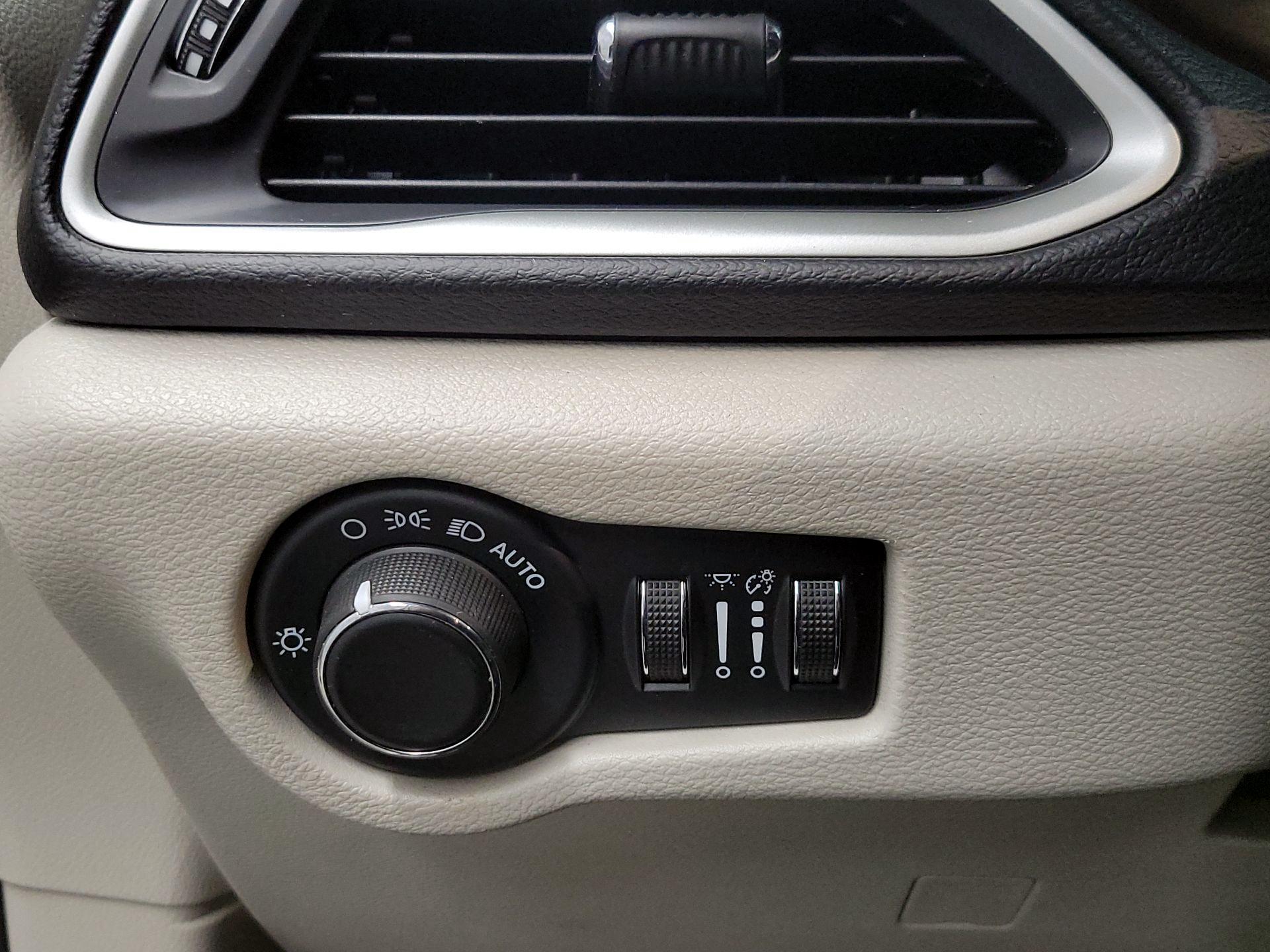 Thumbnail: 2020 Chrysler Voyager - 13