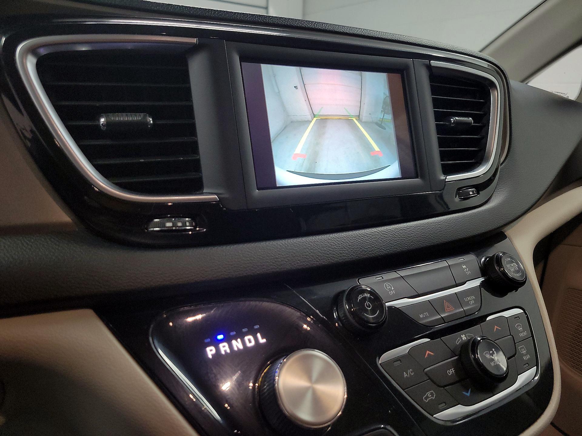 Thumbnail: 2020 Chrysler Voyager - 14
