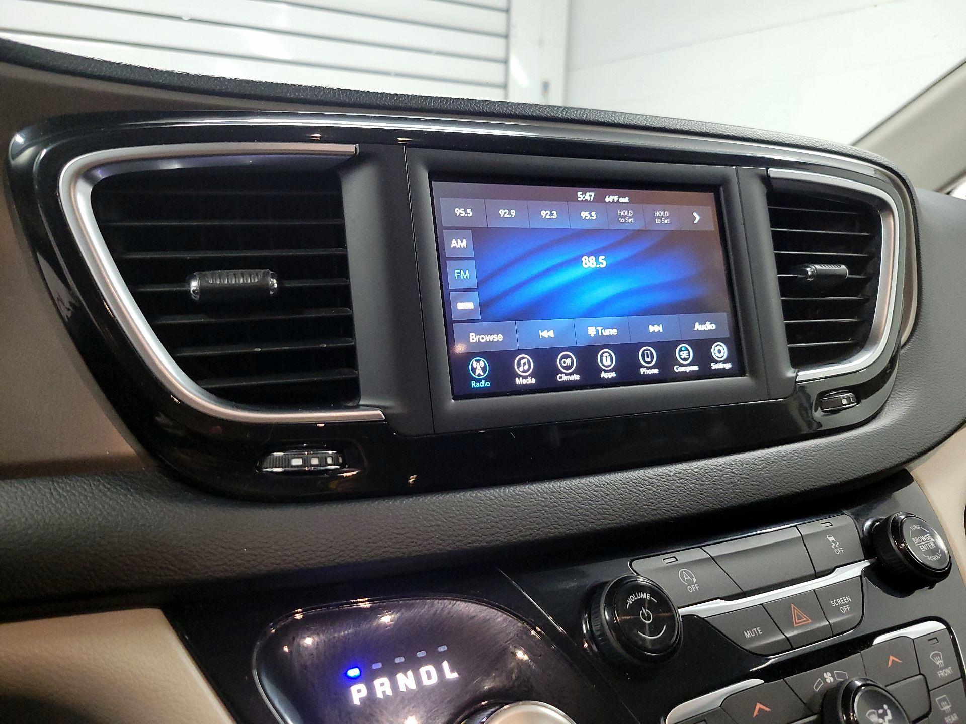 Thumbnail: 2020 Chrysler Voyager - 15