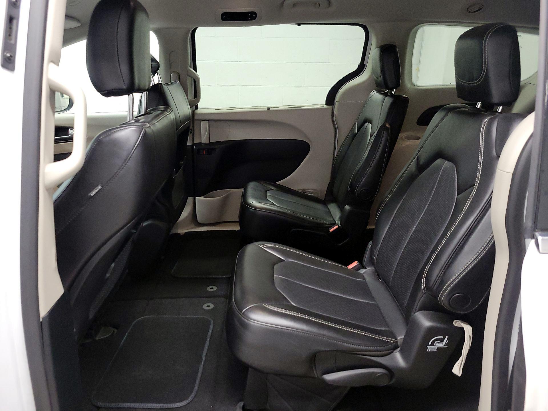 Thumbnail: 2020 Chrysler Voyager - 18