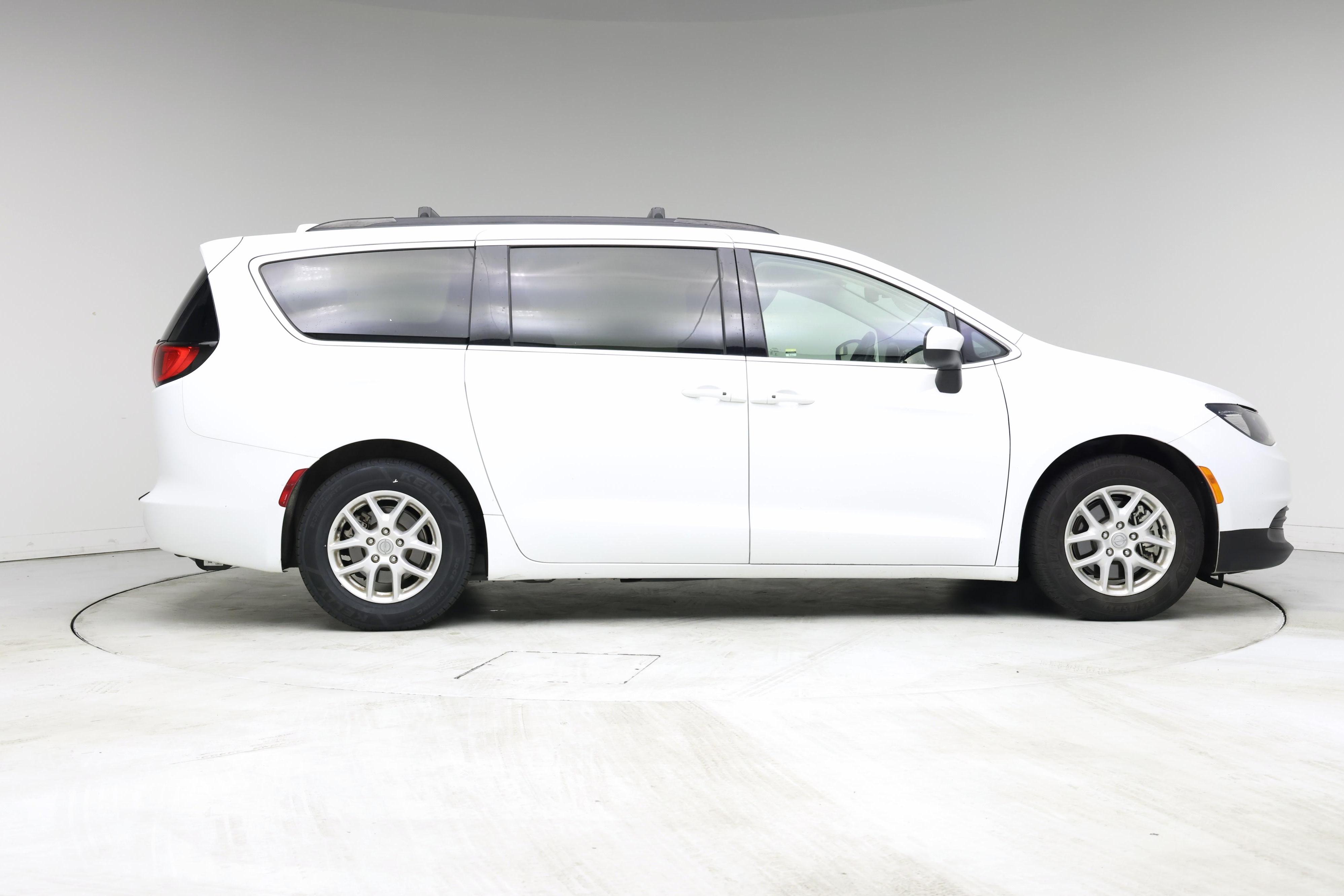 Thumbnail: 2020 Chrysler Voyager - 7