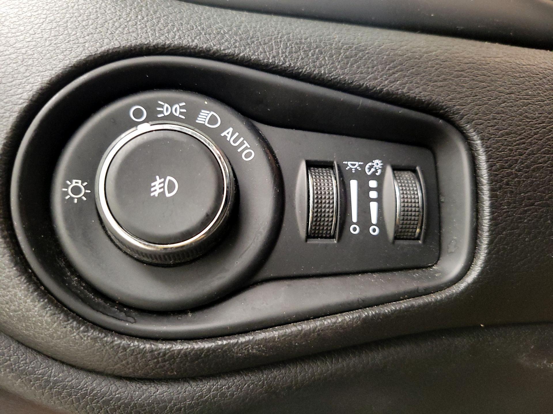 Thumbnail: 2016 Jeep Renegade - 13