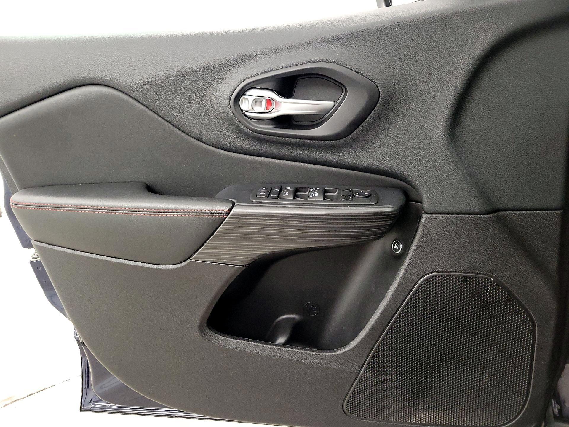 Thumbnail: 2015 Jeep Cherokee - 12