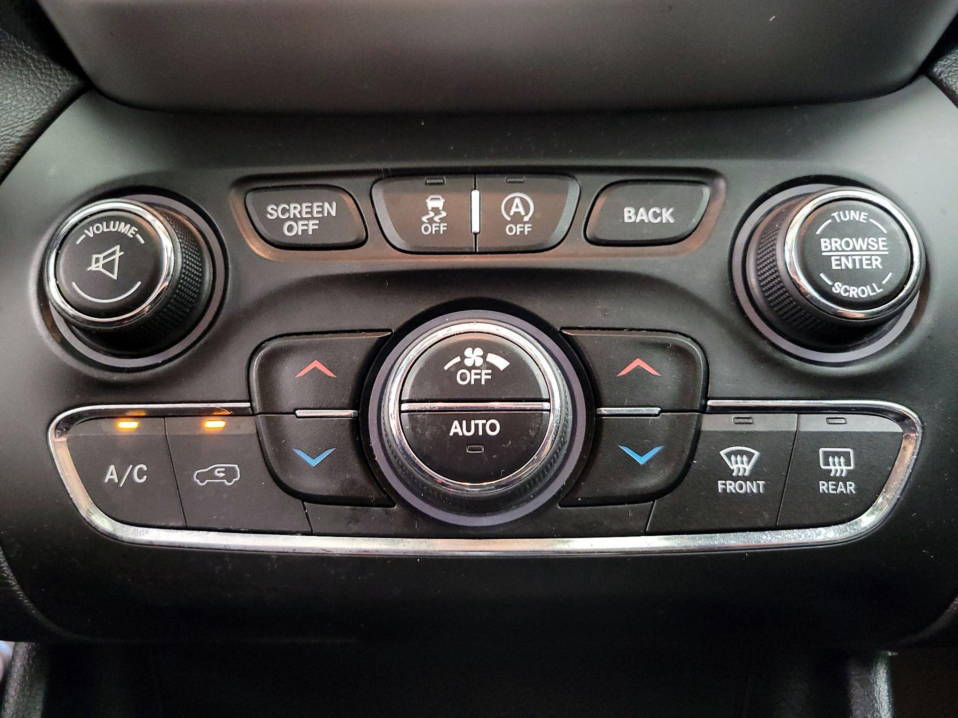 Thumbnail: 2015 Jeep Cherokee - 17