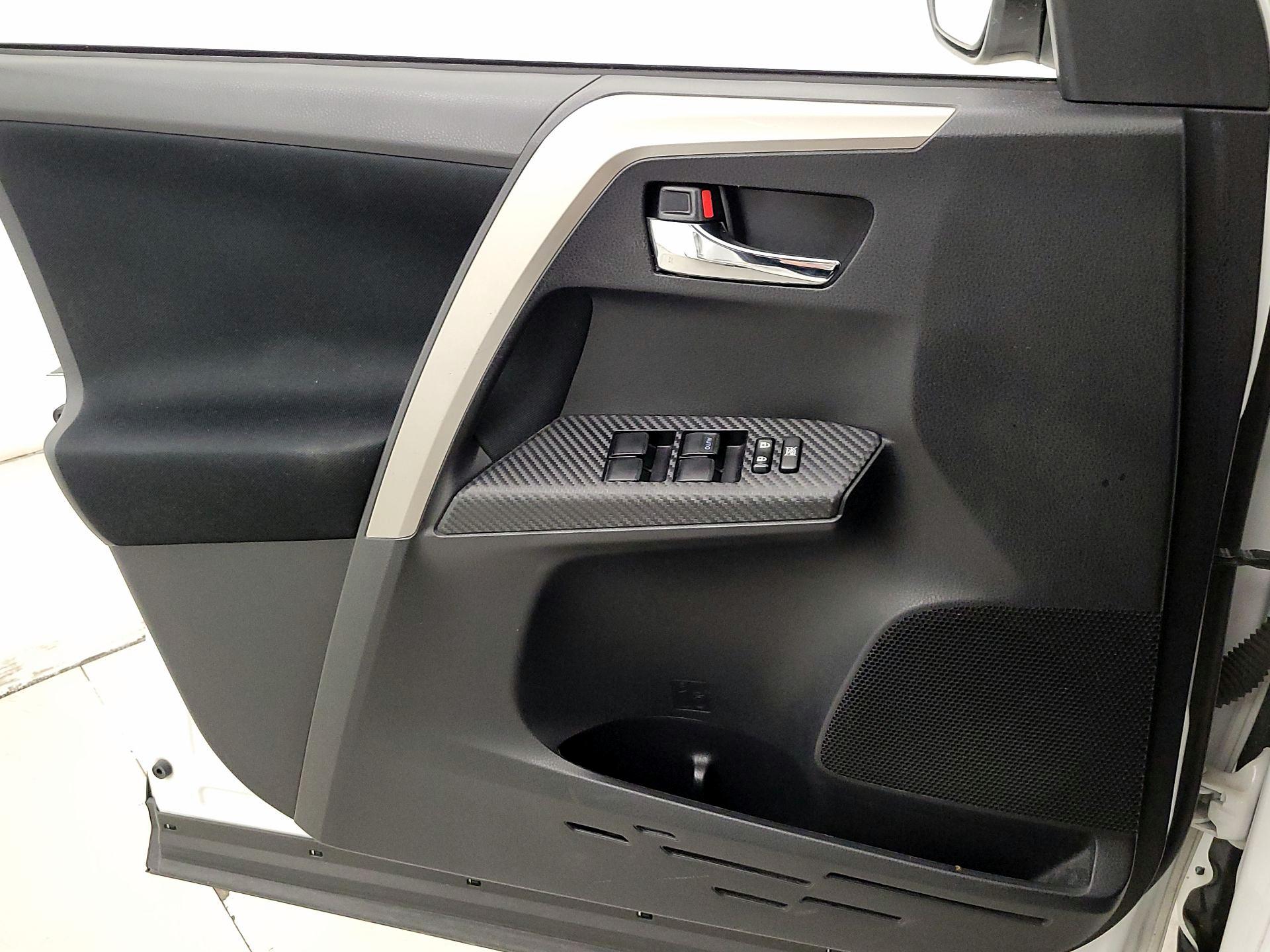 Thumbnail: 2015 Toyota RAV4 - 12