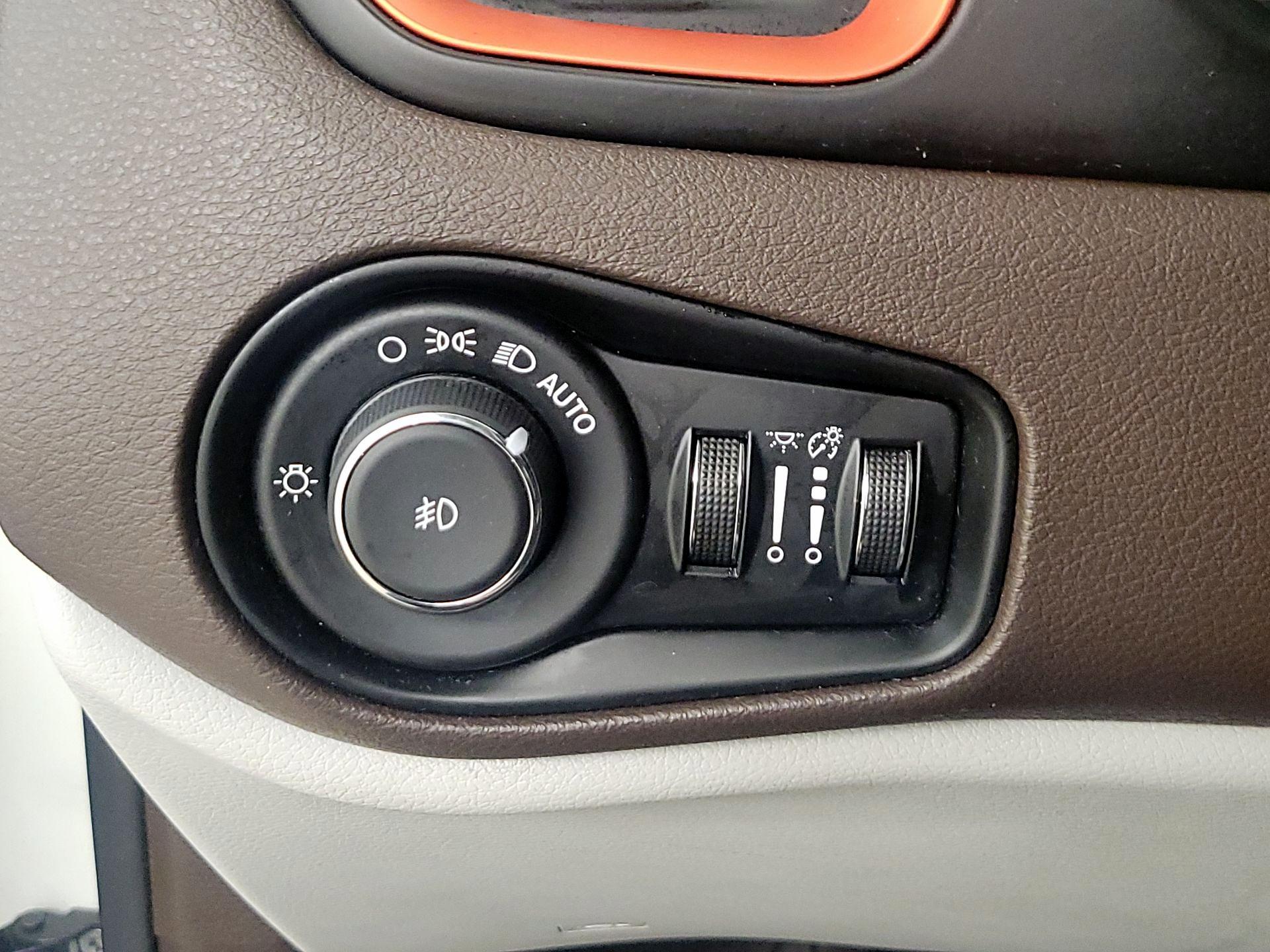 Thumbnail: 2015 Jeep Renegade - 13