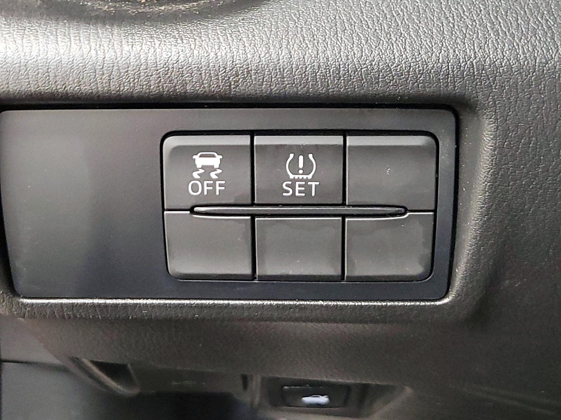 Thumbnail: 2016 Mazda MX-5 Miata - 13