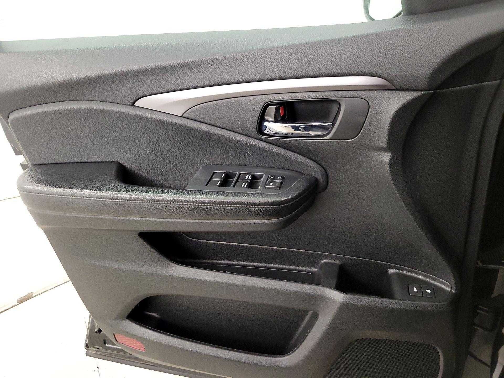 Thumbnail: 2017 Honda Pilot - 12