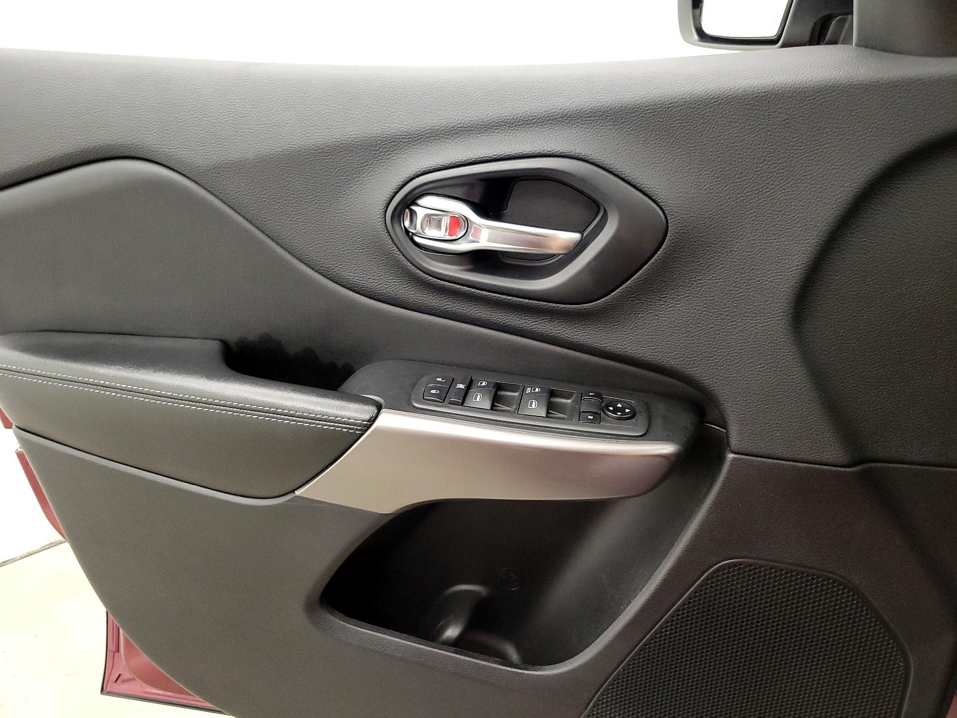 Thumbnail: 2019 Jeep Cherokee - 12