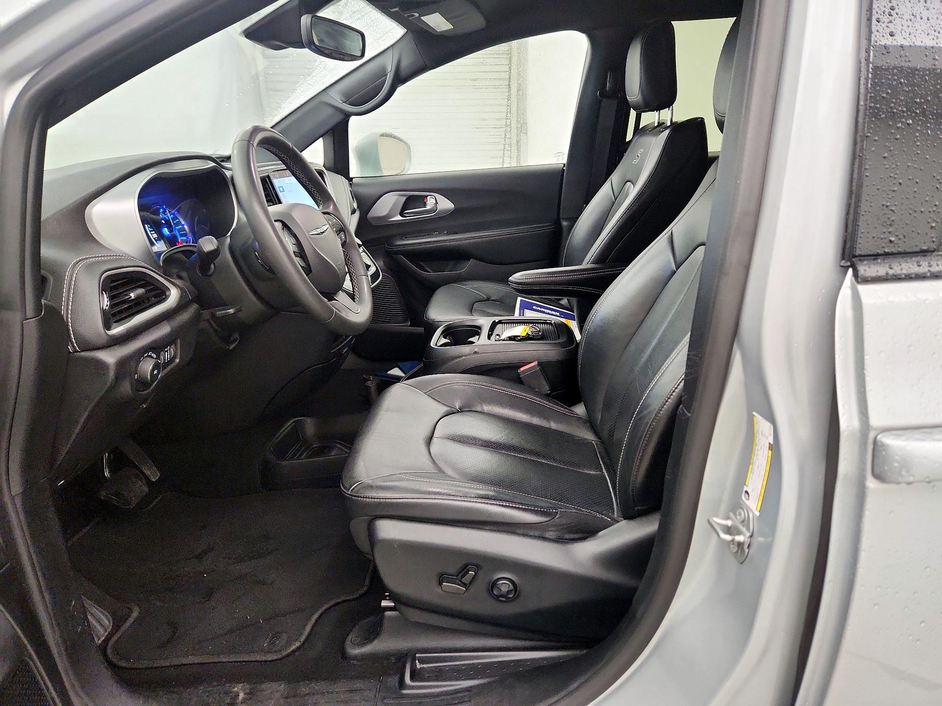 Thumbnail: 2022 Chrysler Pacifica - 9