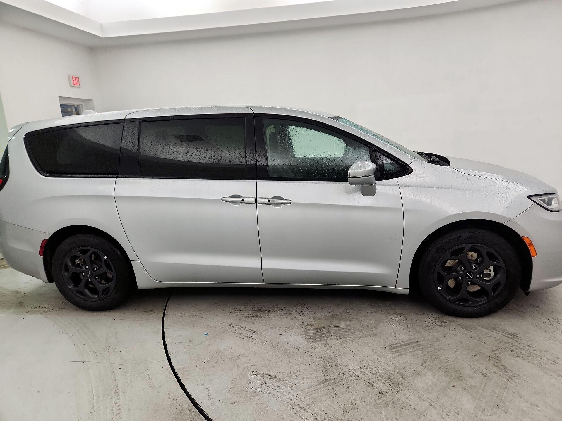 Thumbnail: 2022 Chrysler Pacifica - 4