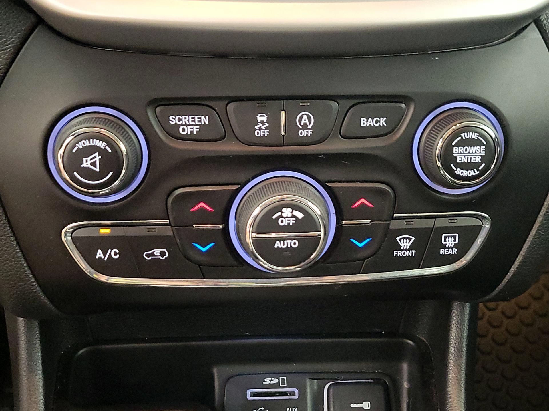 Thumbnail: 2018 Jeep Cherokee - 17