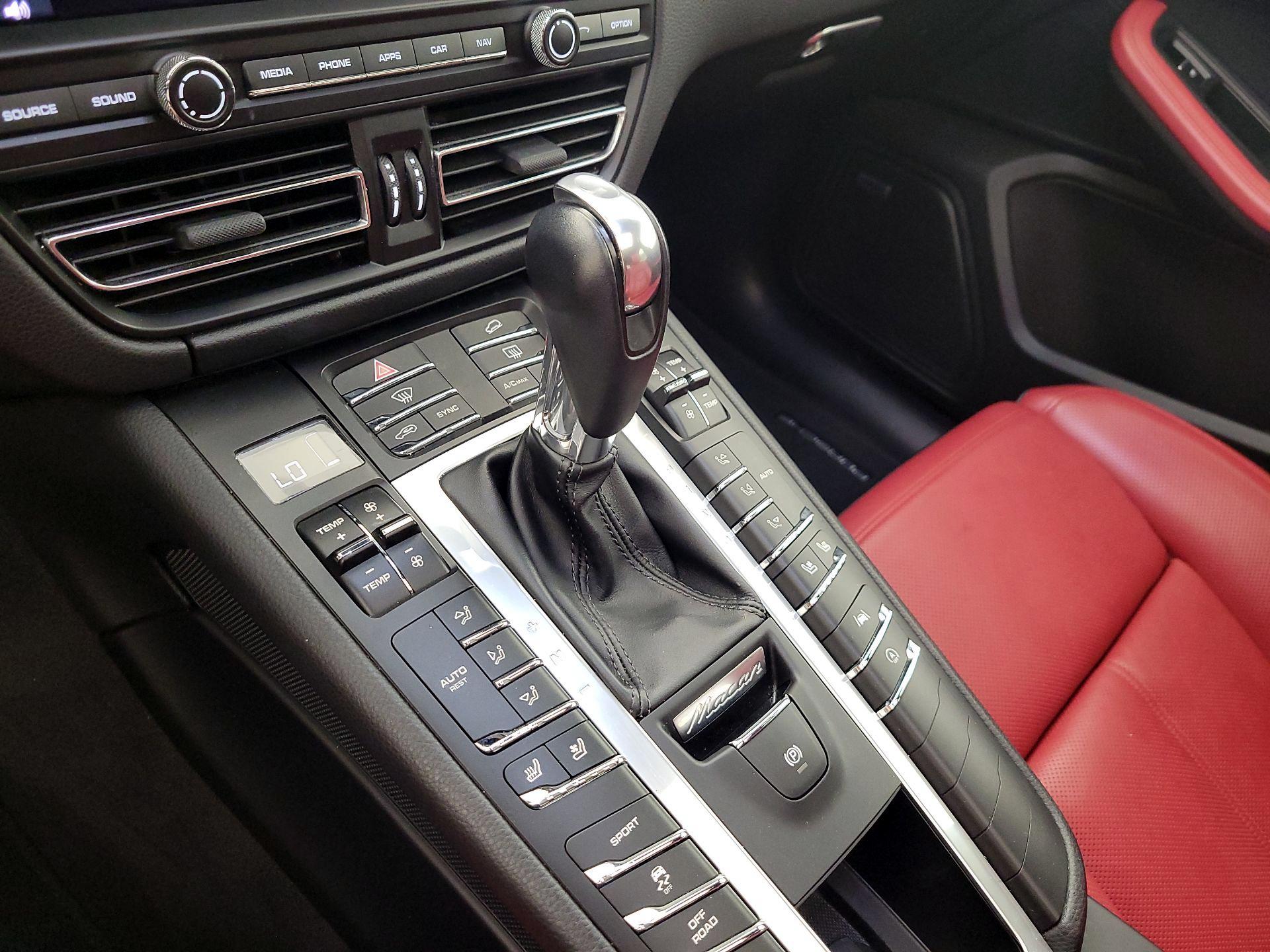 Thumbnail: 2021 Porsche Macan - 18