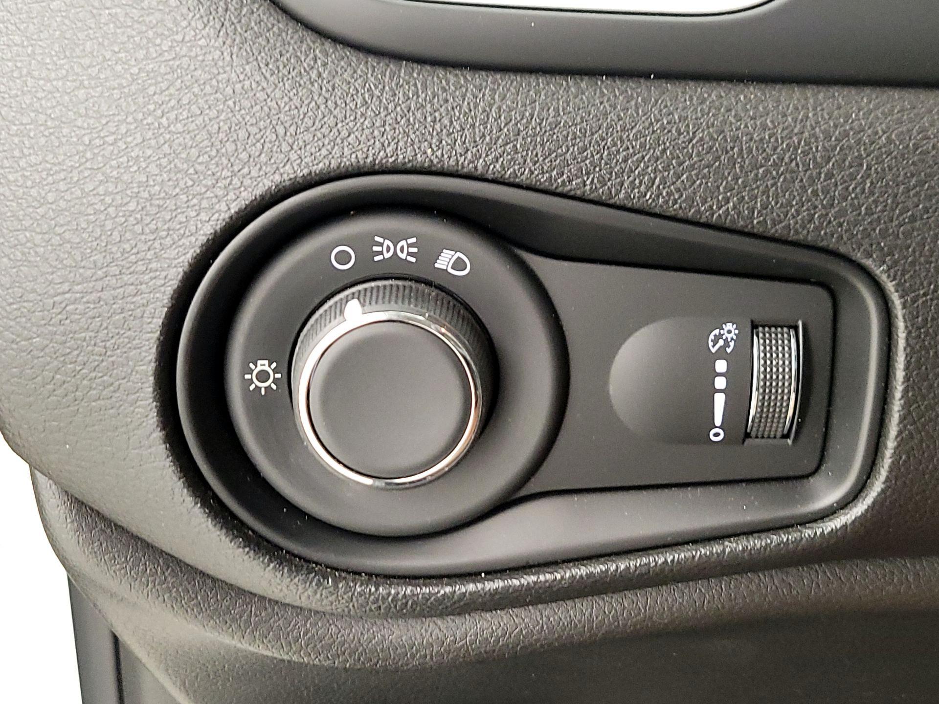 Thumbnail: 2018 Jeep Renegade - 13