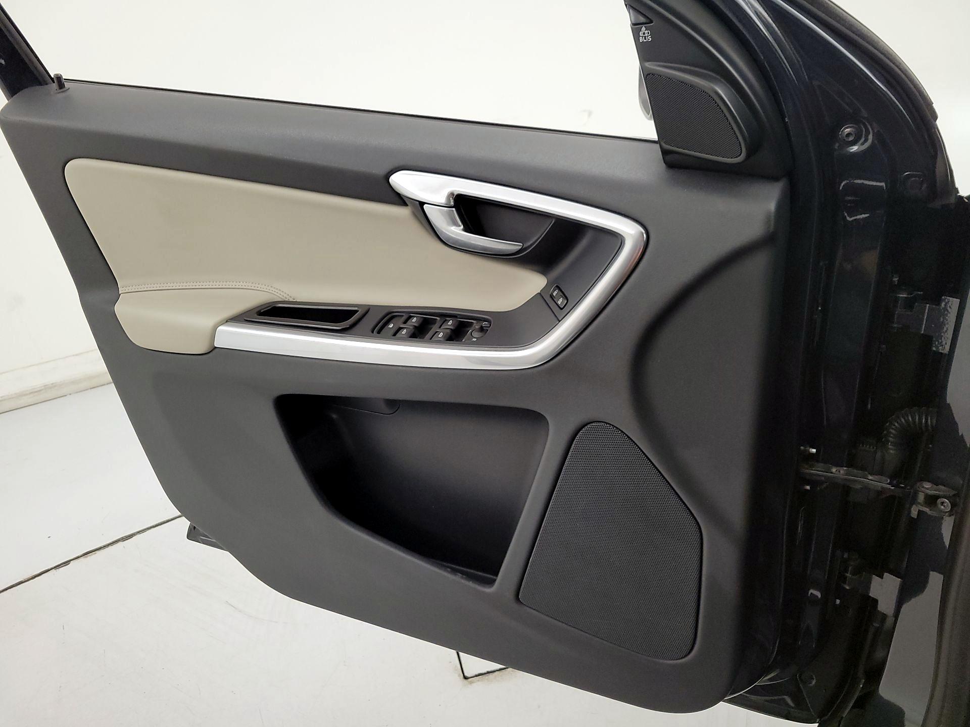 Thumbnail: 2016 Volvo XC60 - 12