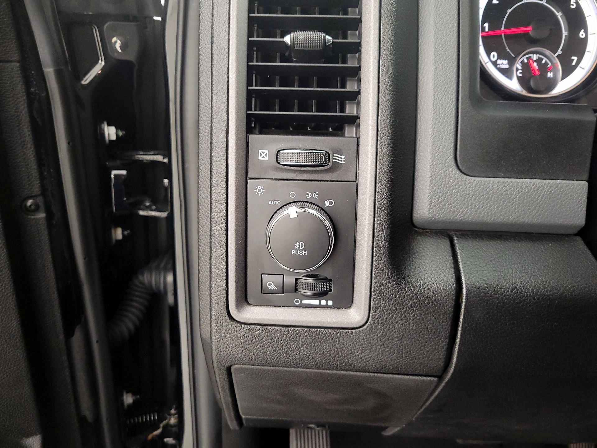 Thumbnail: 2019 RAM 1500 Classic - 13