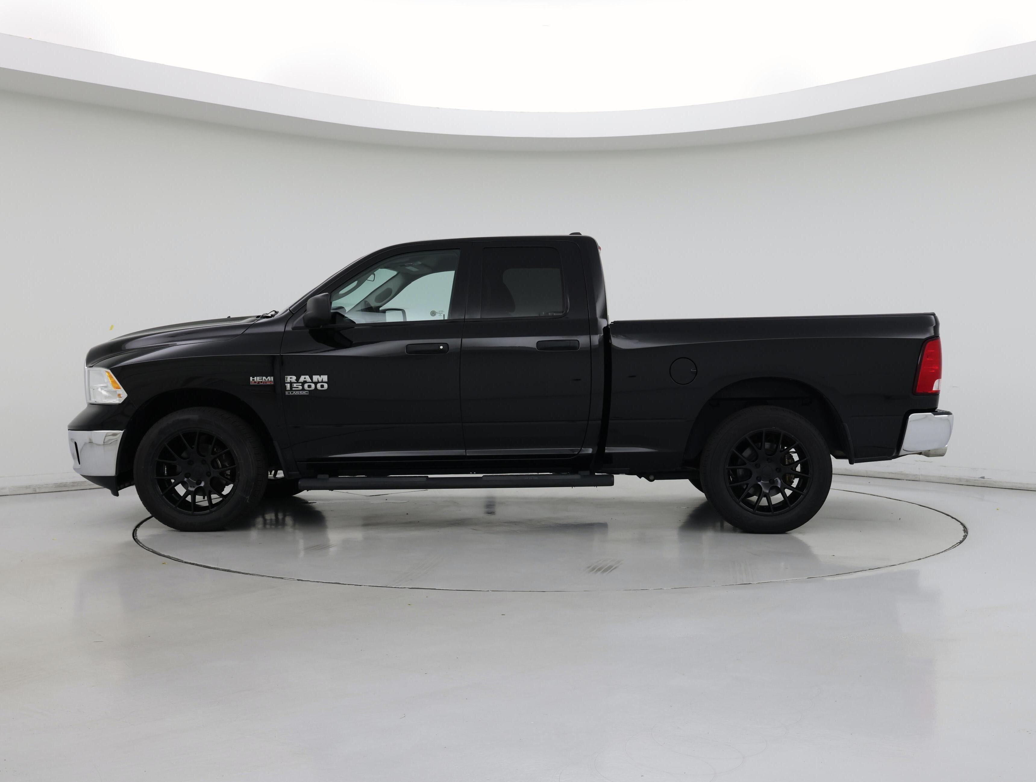 Thumbnail: 2019 RAM 1500 Classic - 3
