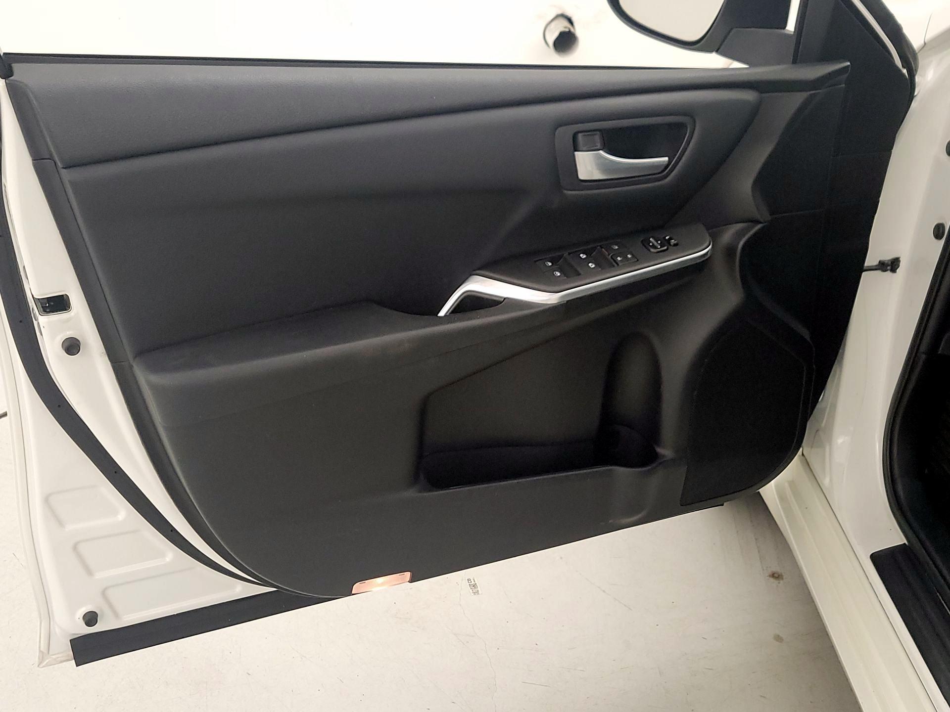 Thumbnail: 2016 Toyota Camry - 12