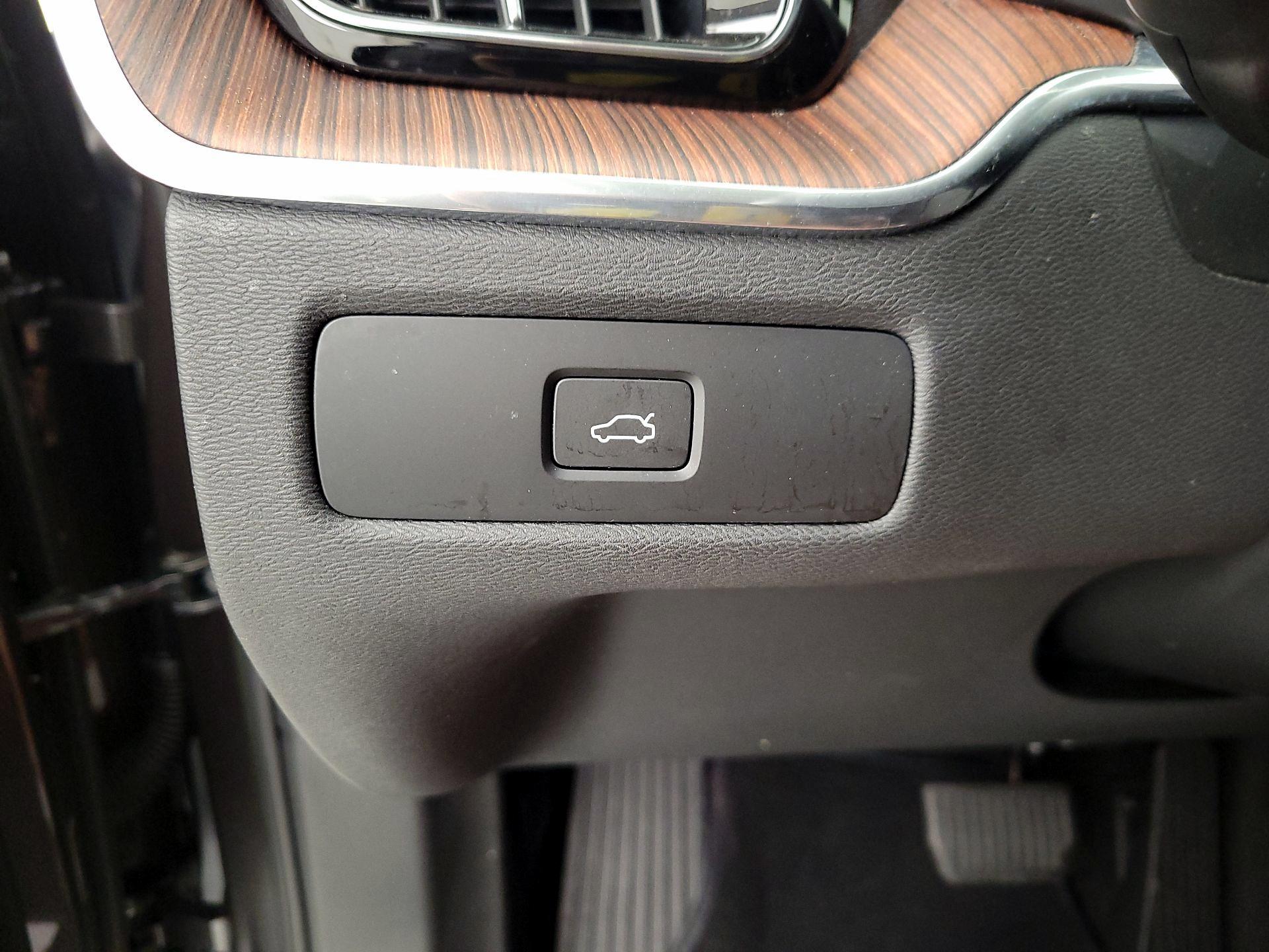 Thumbnail: 2023 Volvo XC60 - 13