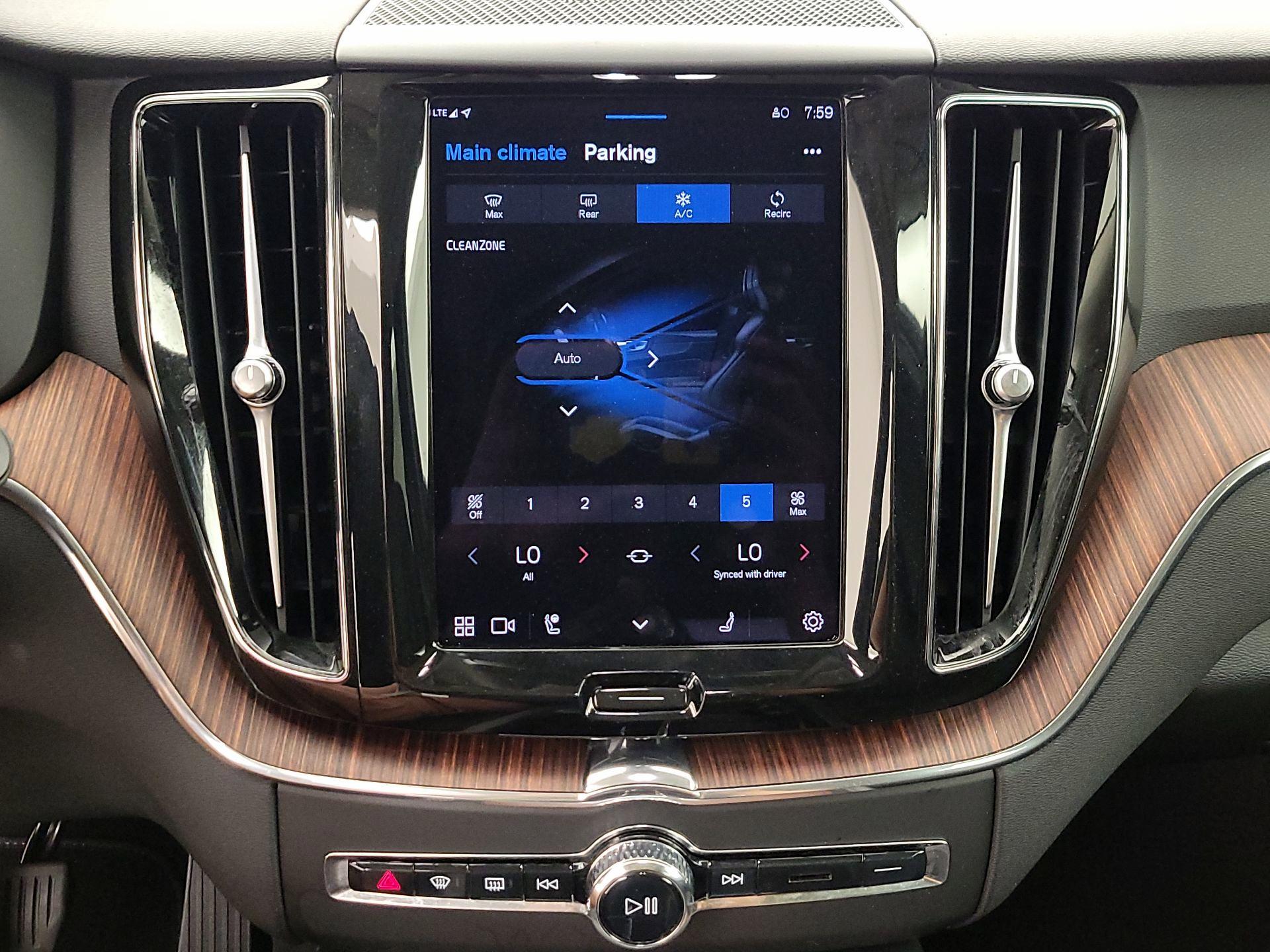 Thumbnail: 2023 Volvo XC60 - 17