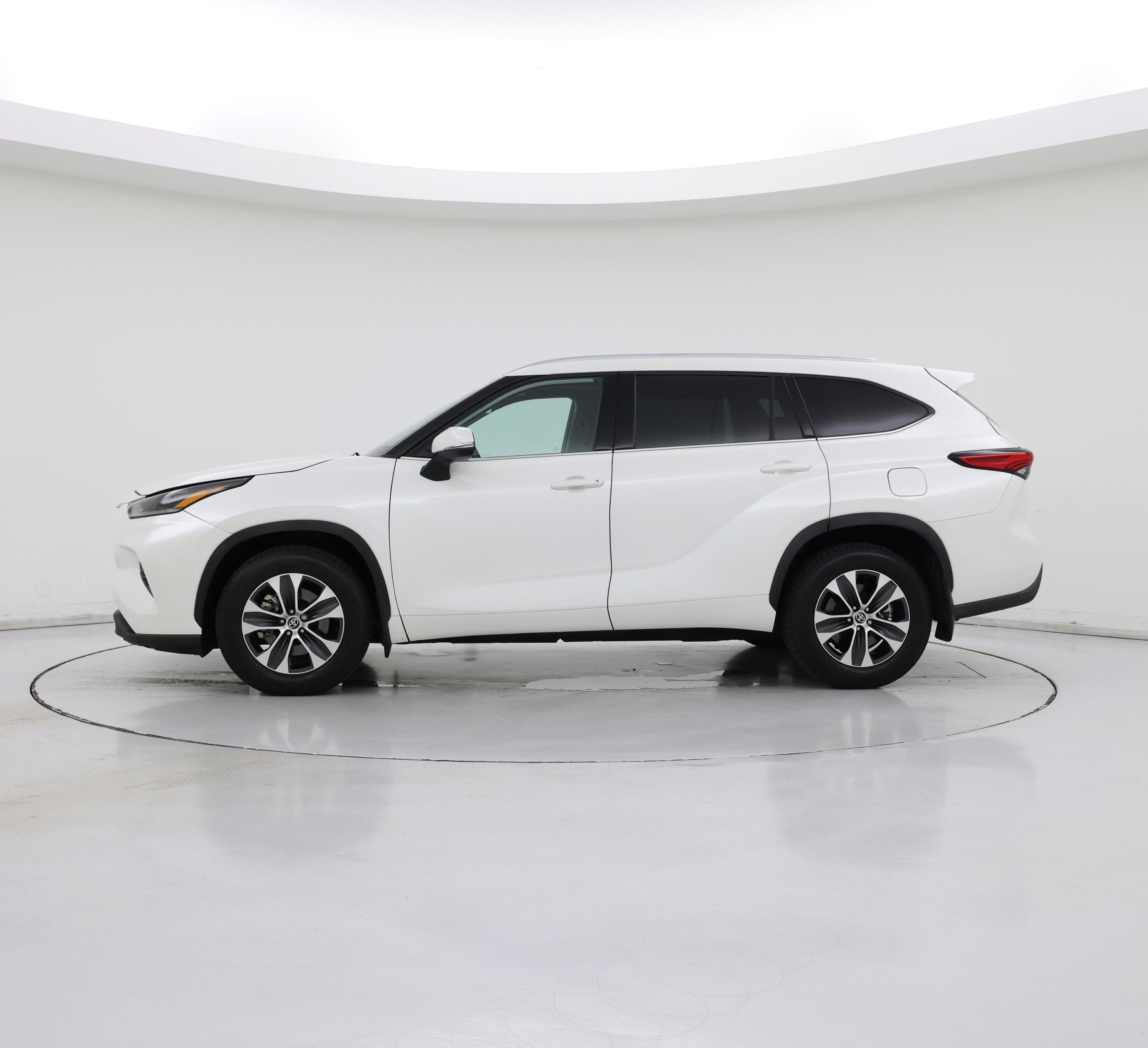 Thumbnail: 2021 Toyota Highlander - 3