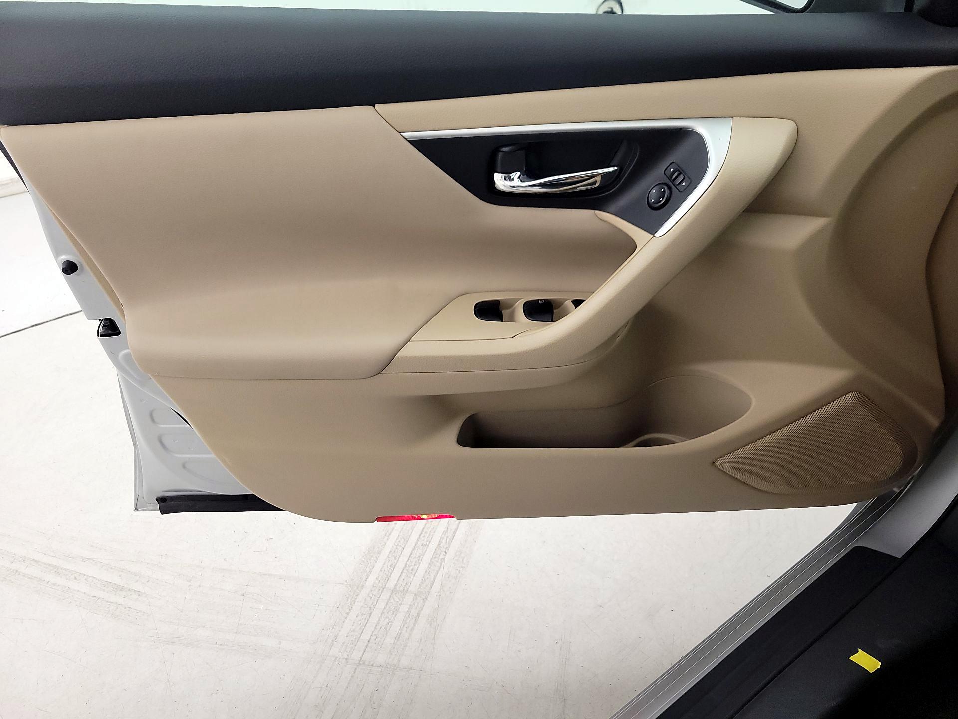 Thumbnail: 2016 Nissan Altima - 12