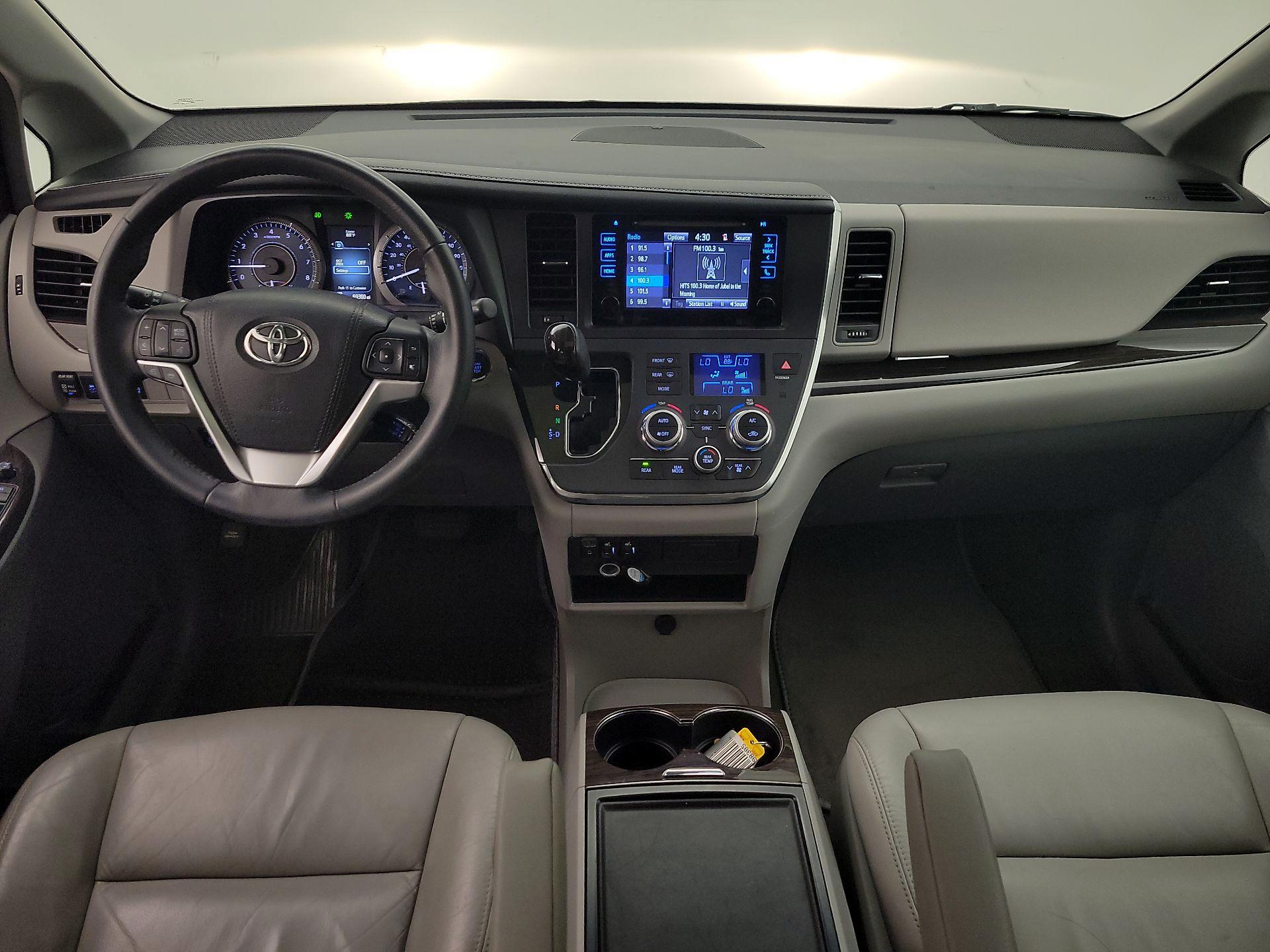 Thumbnail: 2017 Toyota Sienna - 9