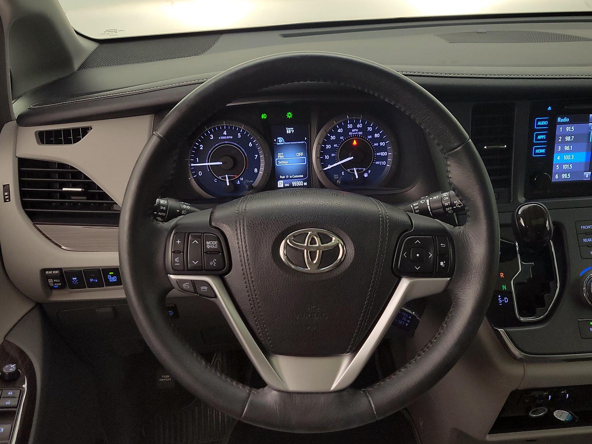 Thumbnail: 2017 Toyota Sienna - 10