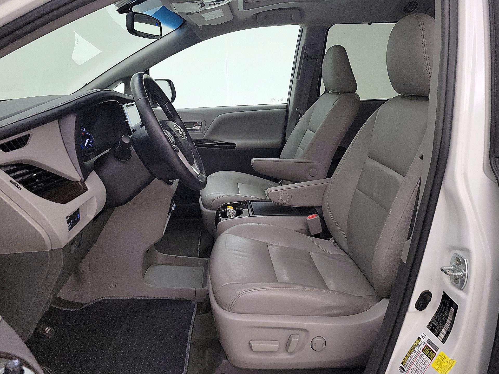 Thumbnail: 2017 Toyota Sienna - 11