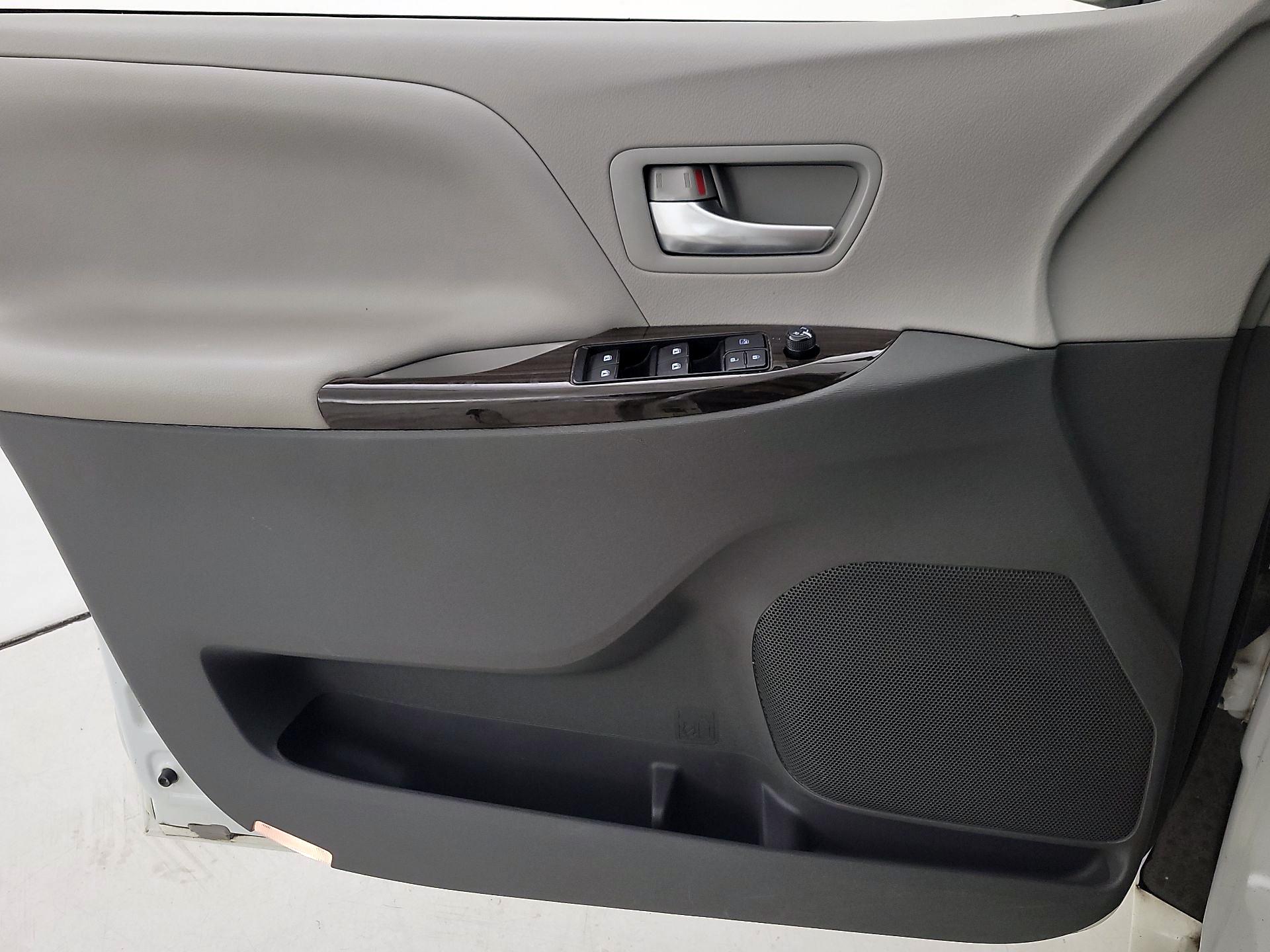 Thumbnail: 2017 Toyota Sienna - 12