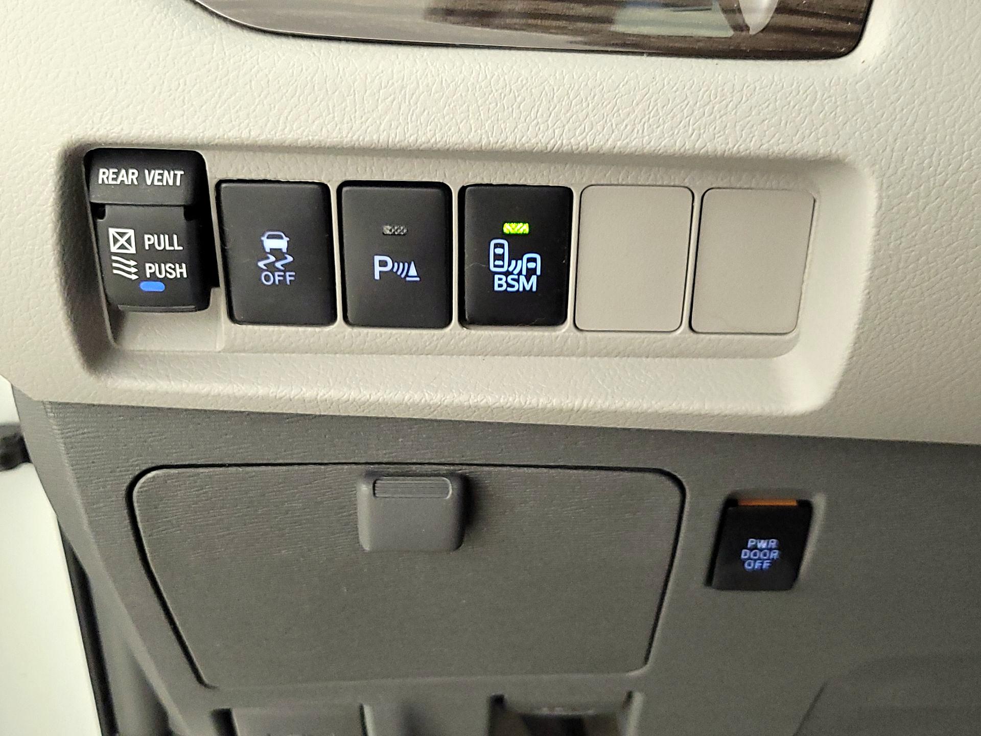 Thumbnail: 2017 Toyota Sienna - 13