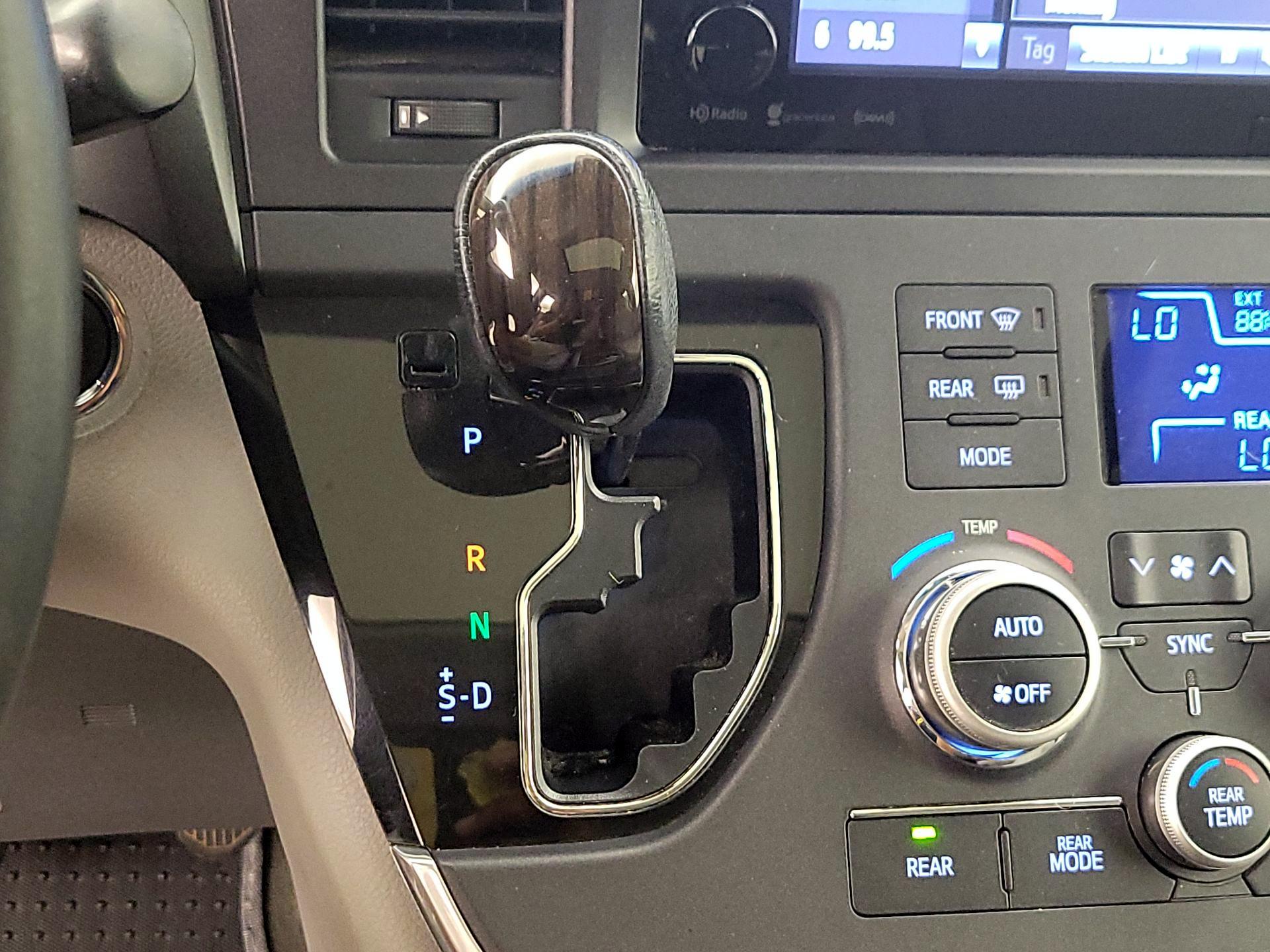 Thumbnail: 2017 Toyota Sienna - 17