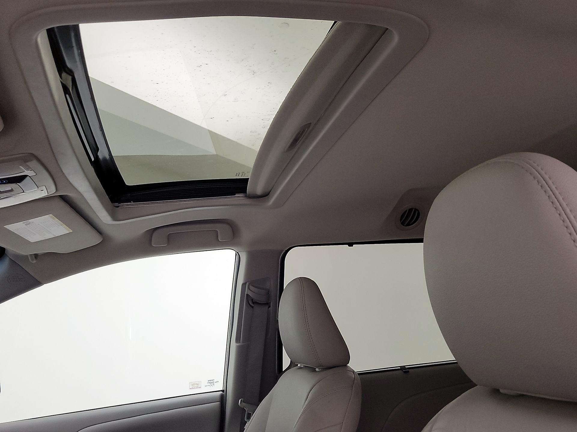 Thumbnail: 2017 Toyota Sienna - 19