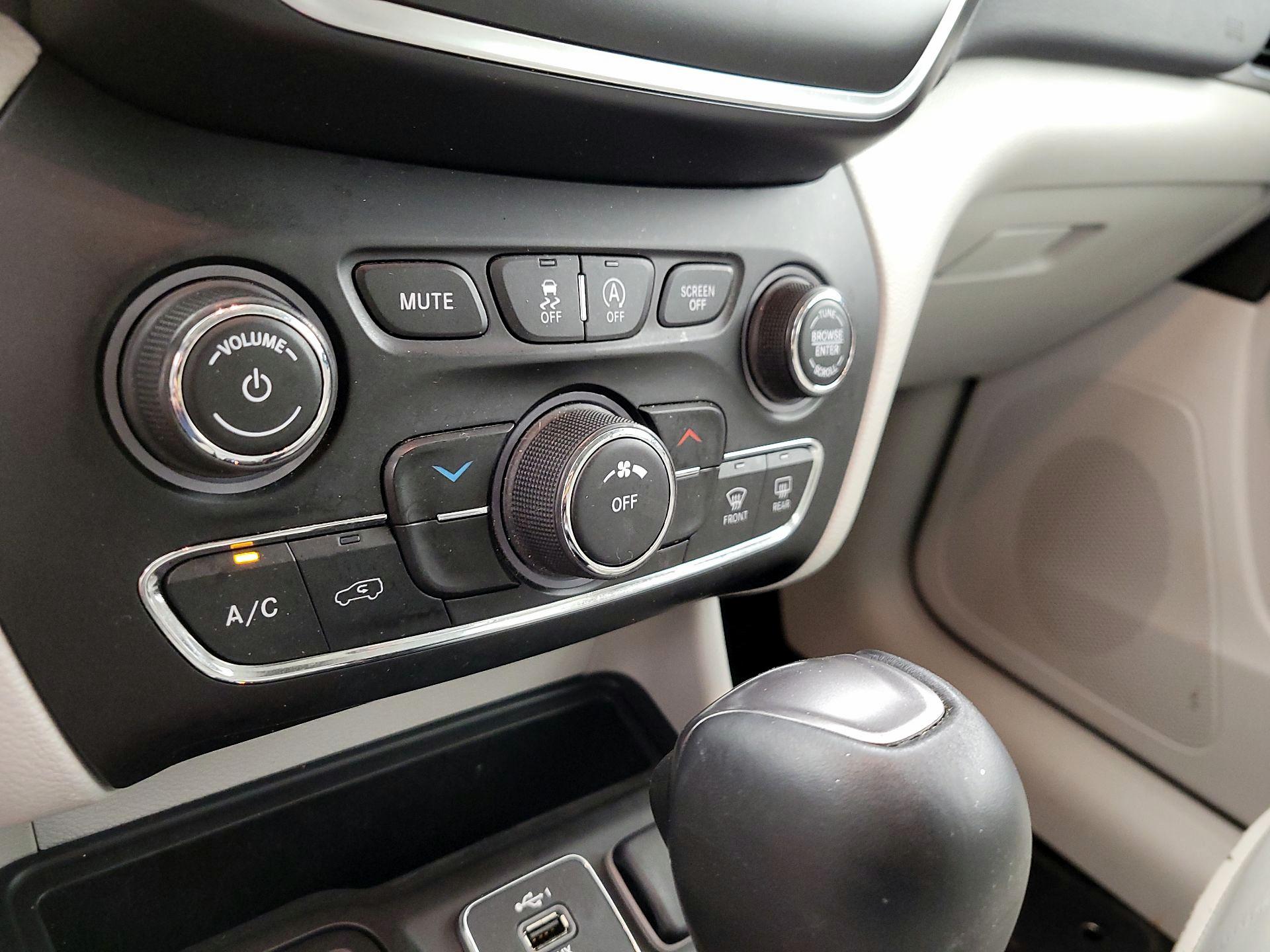 Thumbnail: 2021 Jeep Cherokee - 16
