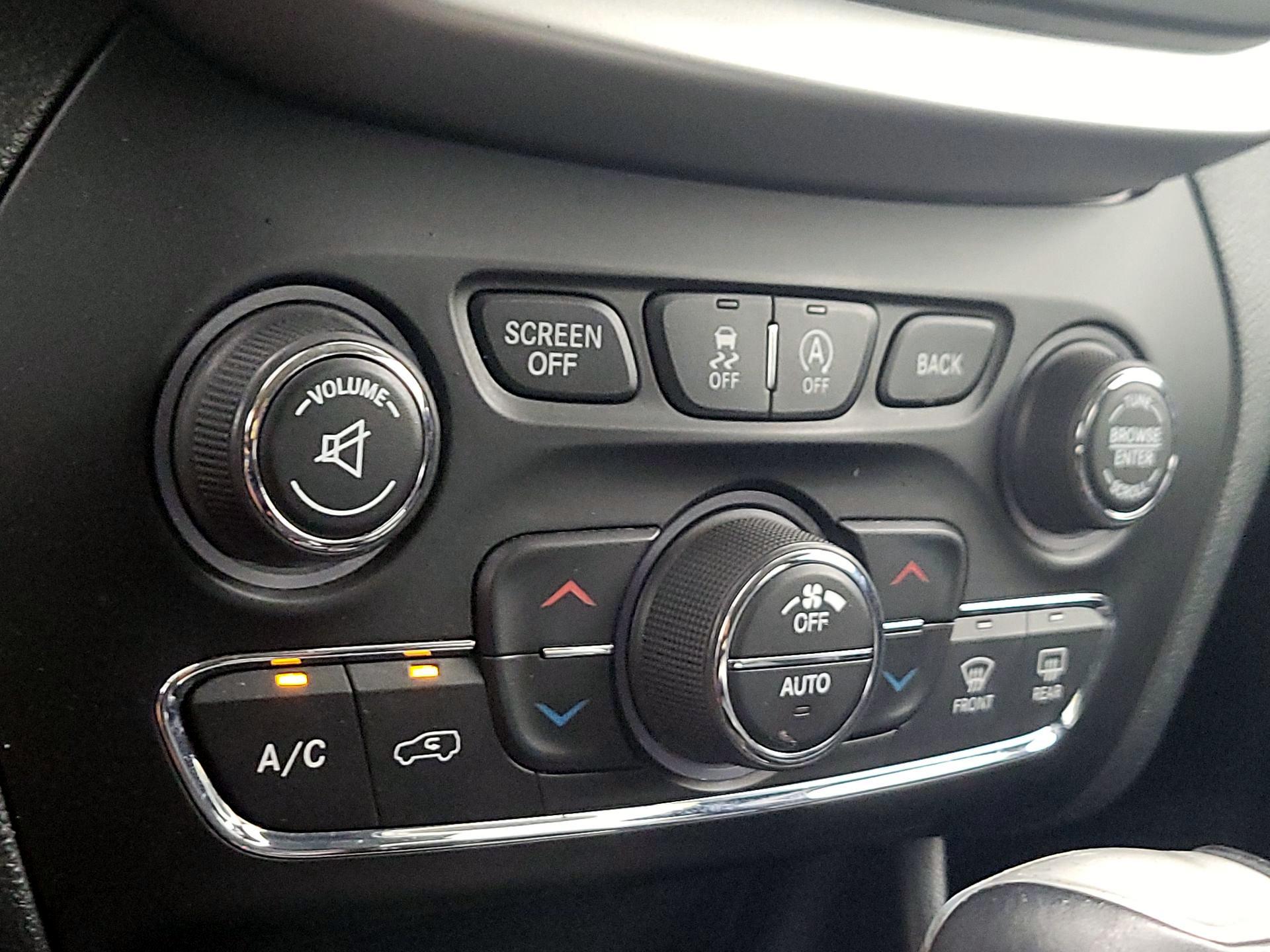 Thumbnail: 2016 Jeep Cherokee - 17