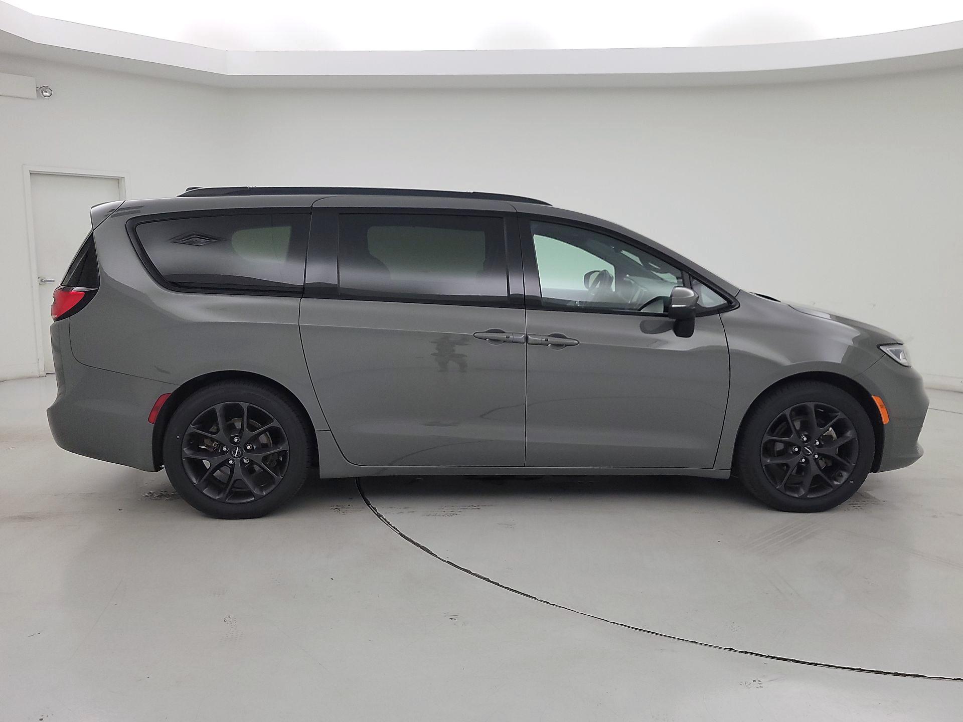 Thumbnail: 2023 Chrysler Pacifica - 4
