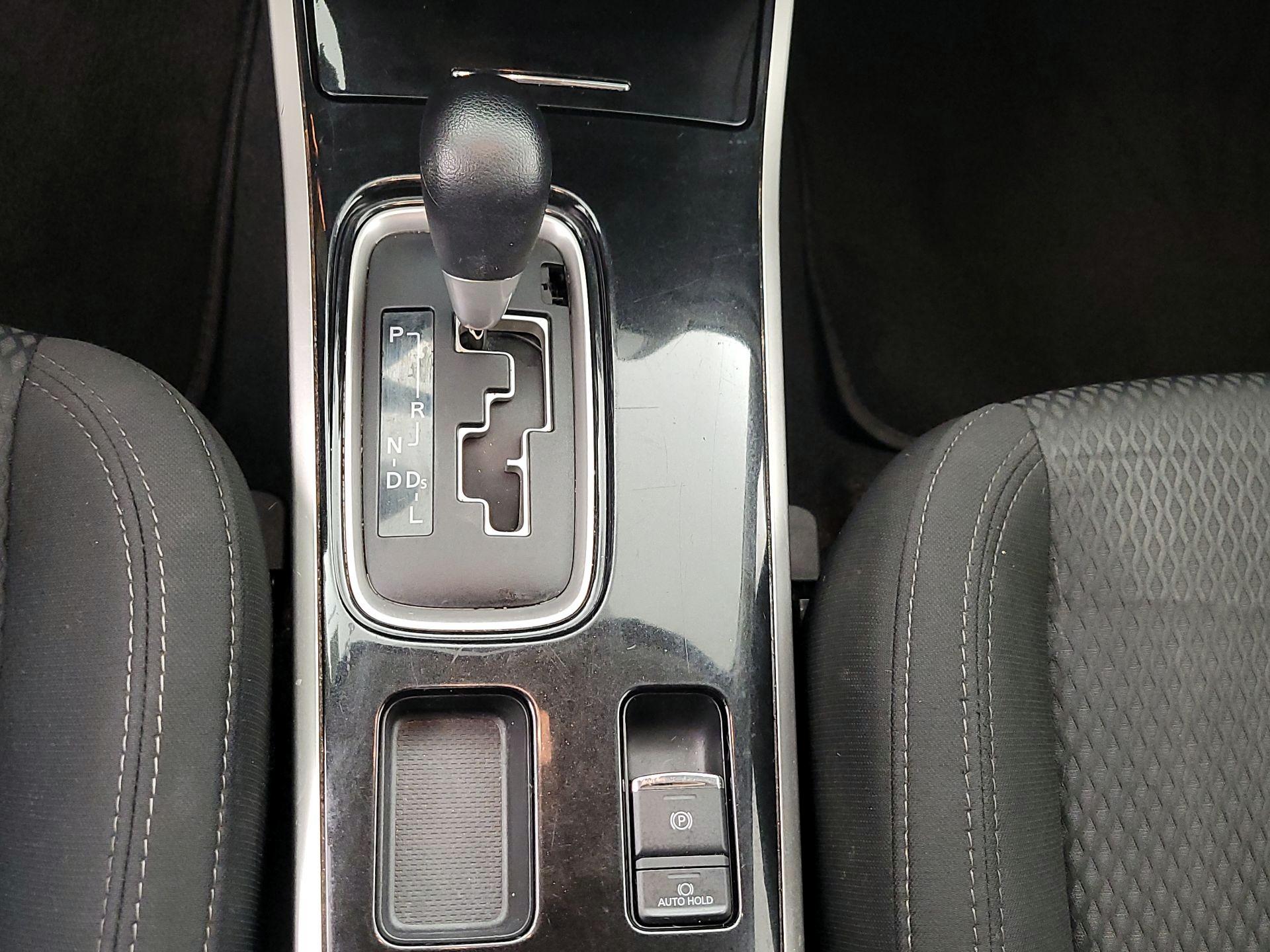 Thumbnail: 2019 Mitsubishi Outlander - 17