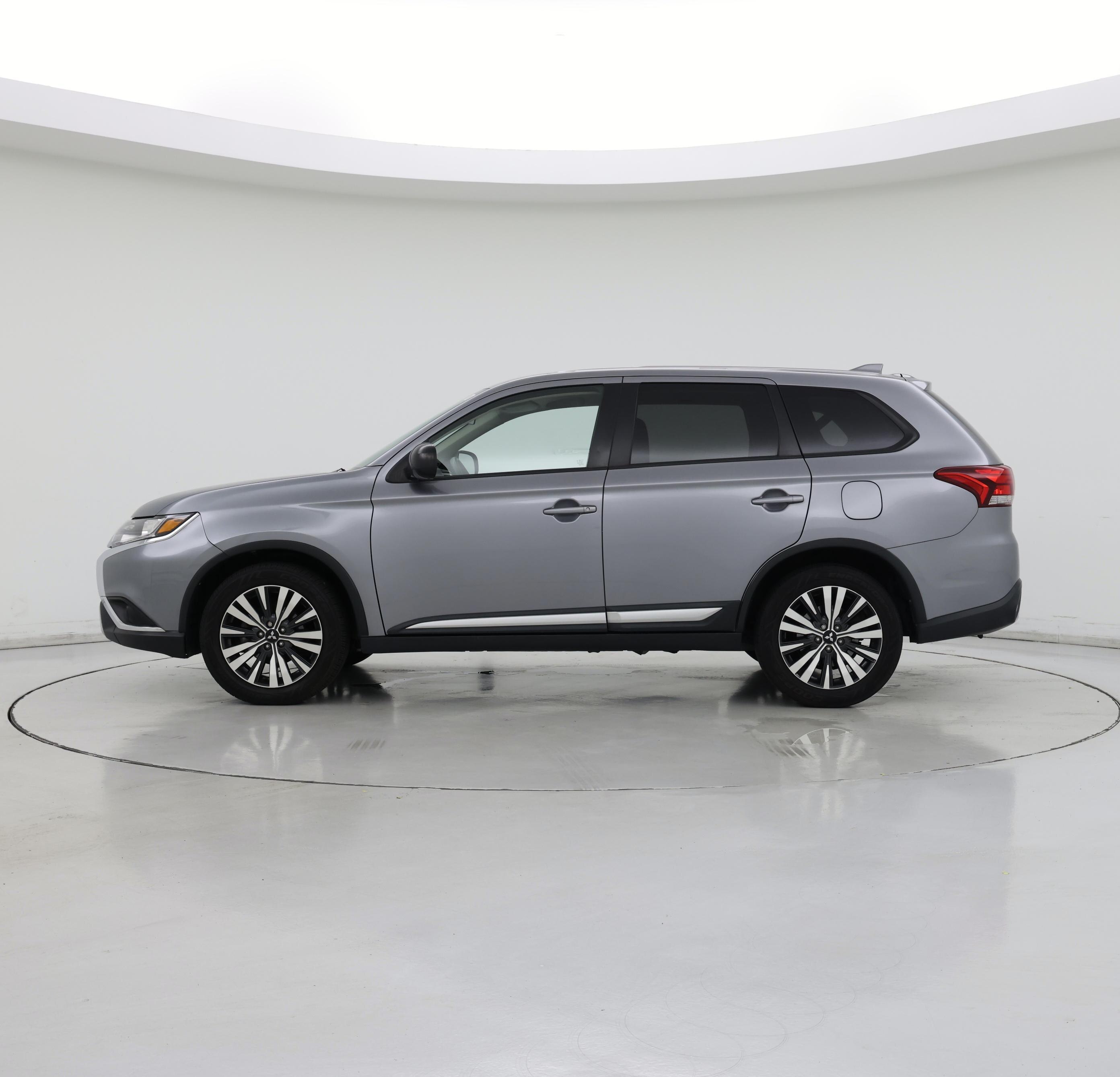 Thumbnail: 2019 Mitsubishi Outlander - 3