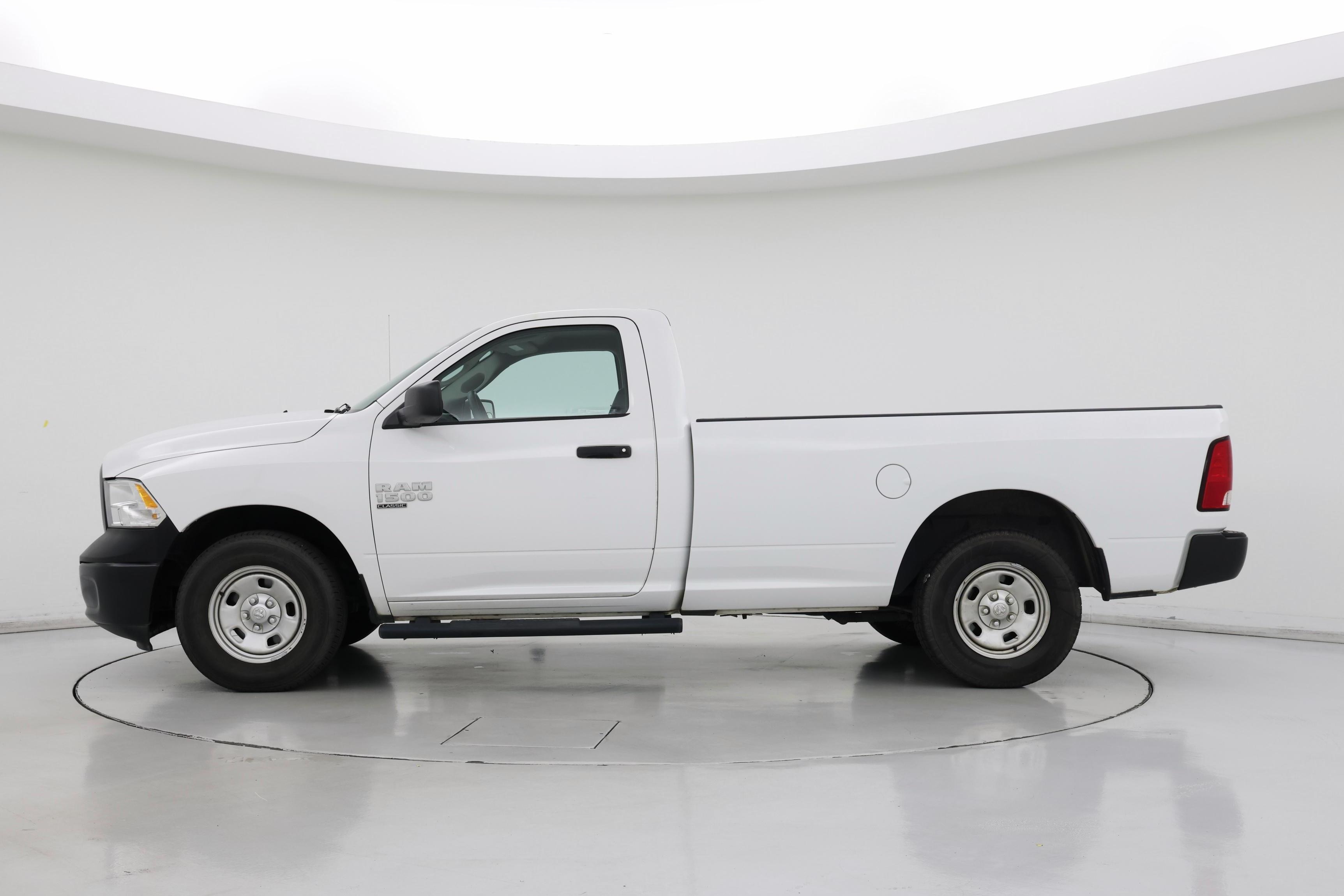 Thumbnail: 2019 RAM 1500 Classic - 3