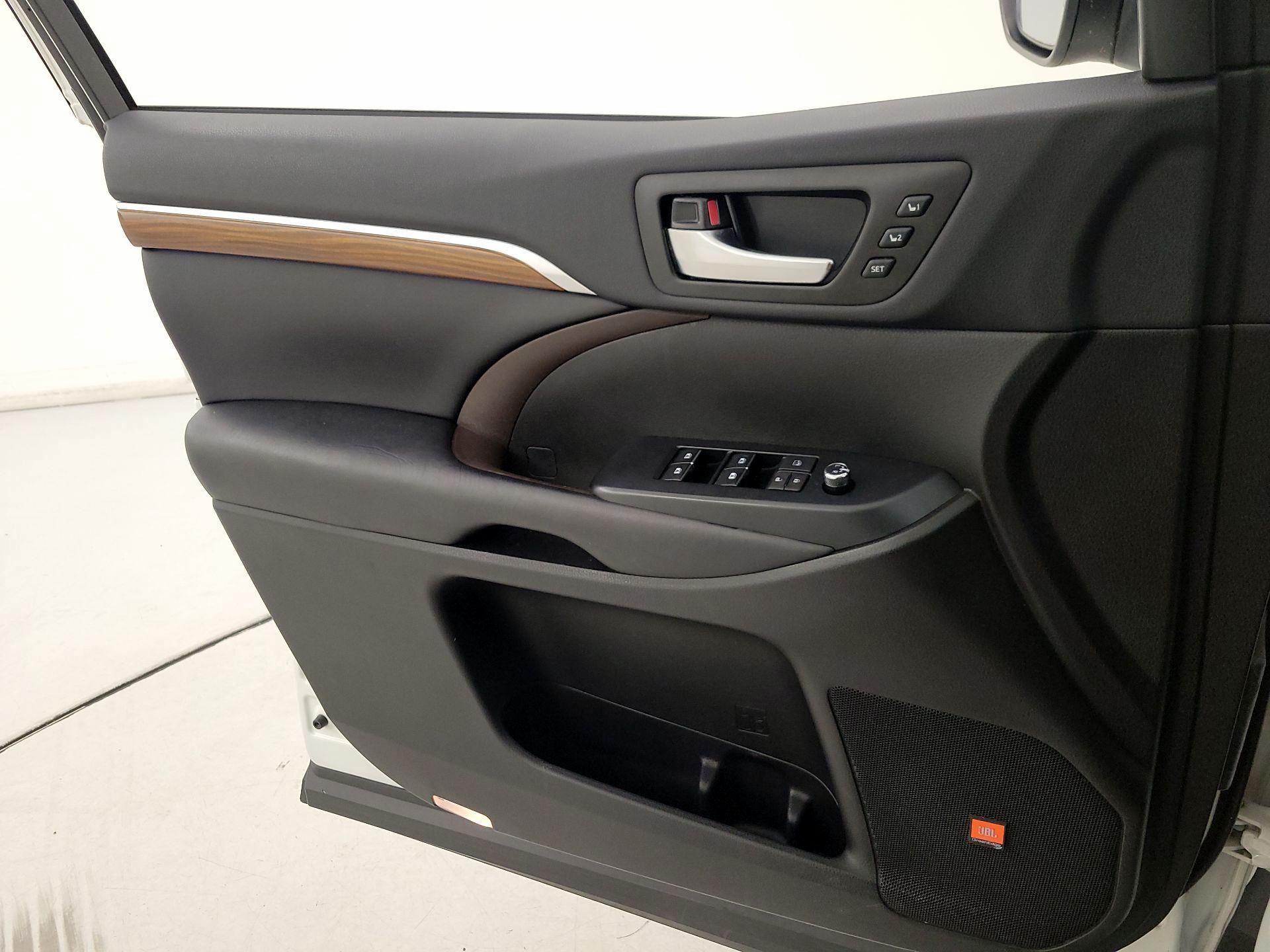 Thumbnail: 2019 Toyota Highlander - 12