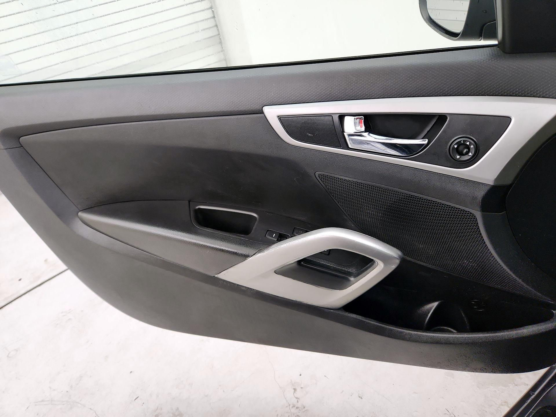 Thumbnail: 2016 Hyundai Veloster - 12