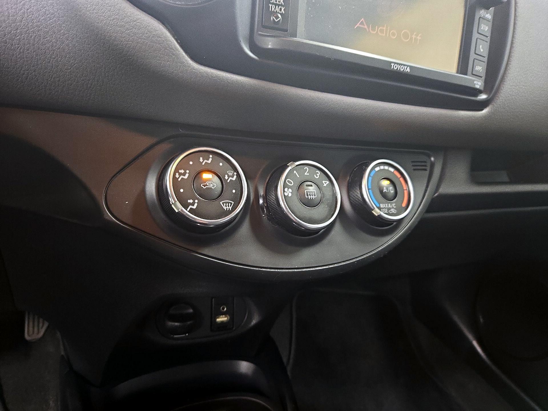 Thumbnail: 2015 Toyota Yaris - 15