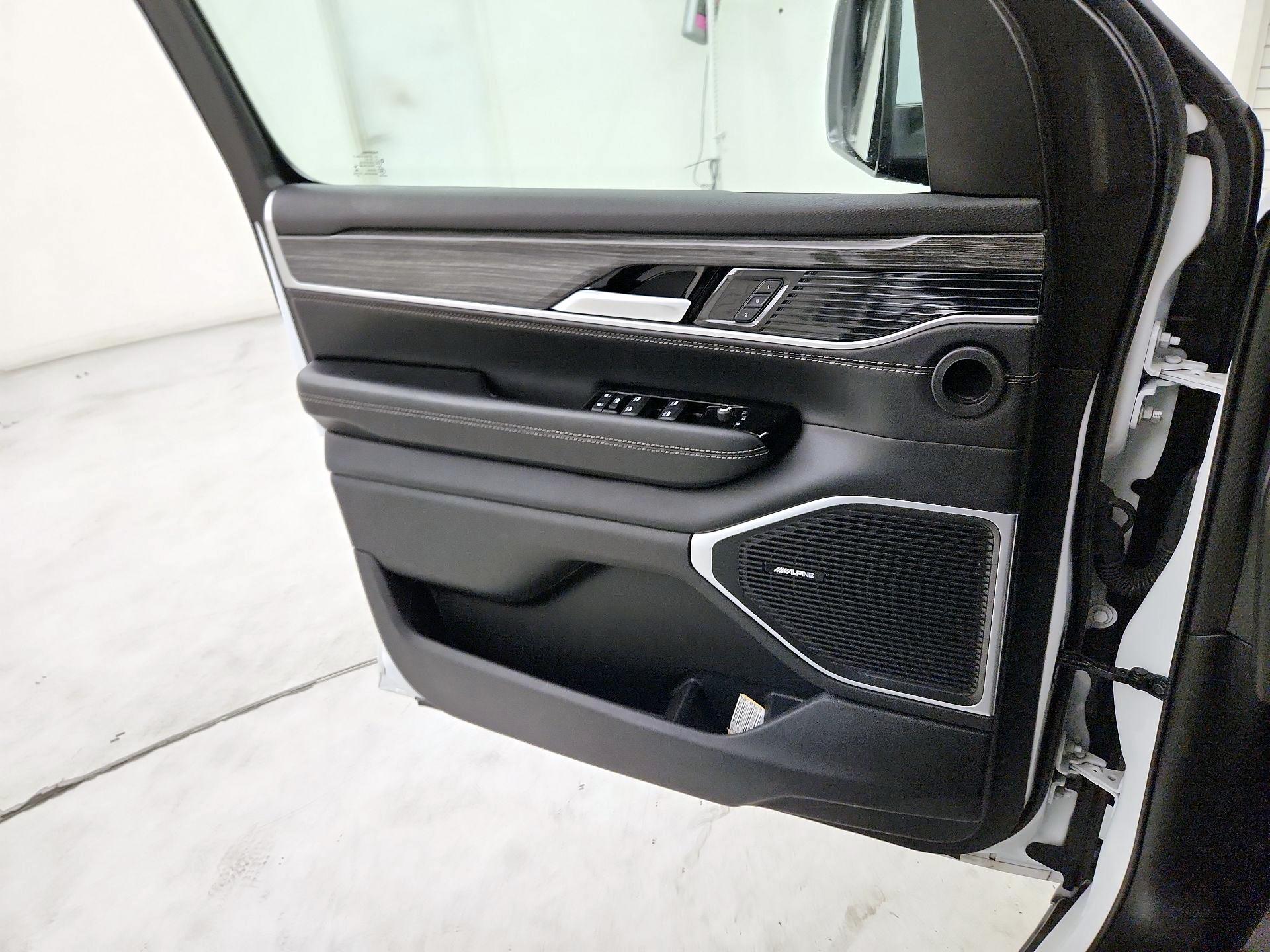 Thumbnail: 2022 Jeep Wagoneer - 12