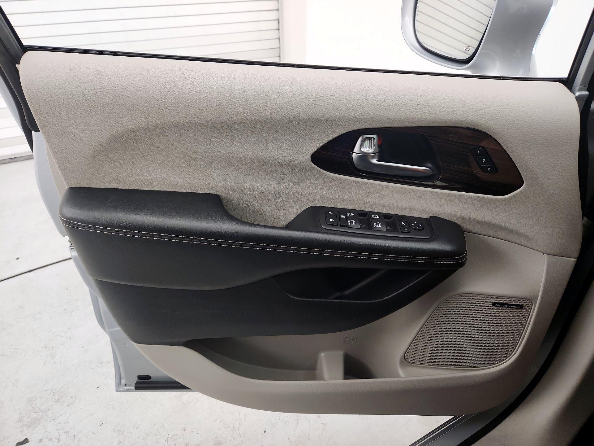 Thumbnail: 2022 Chrysler Pacifica - 12